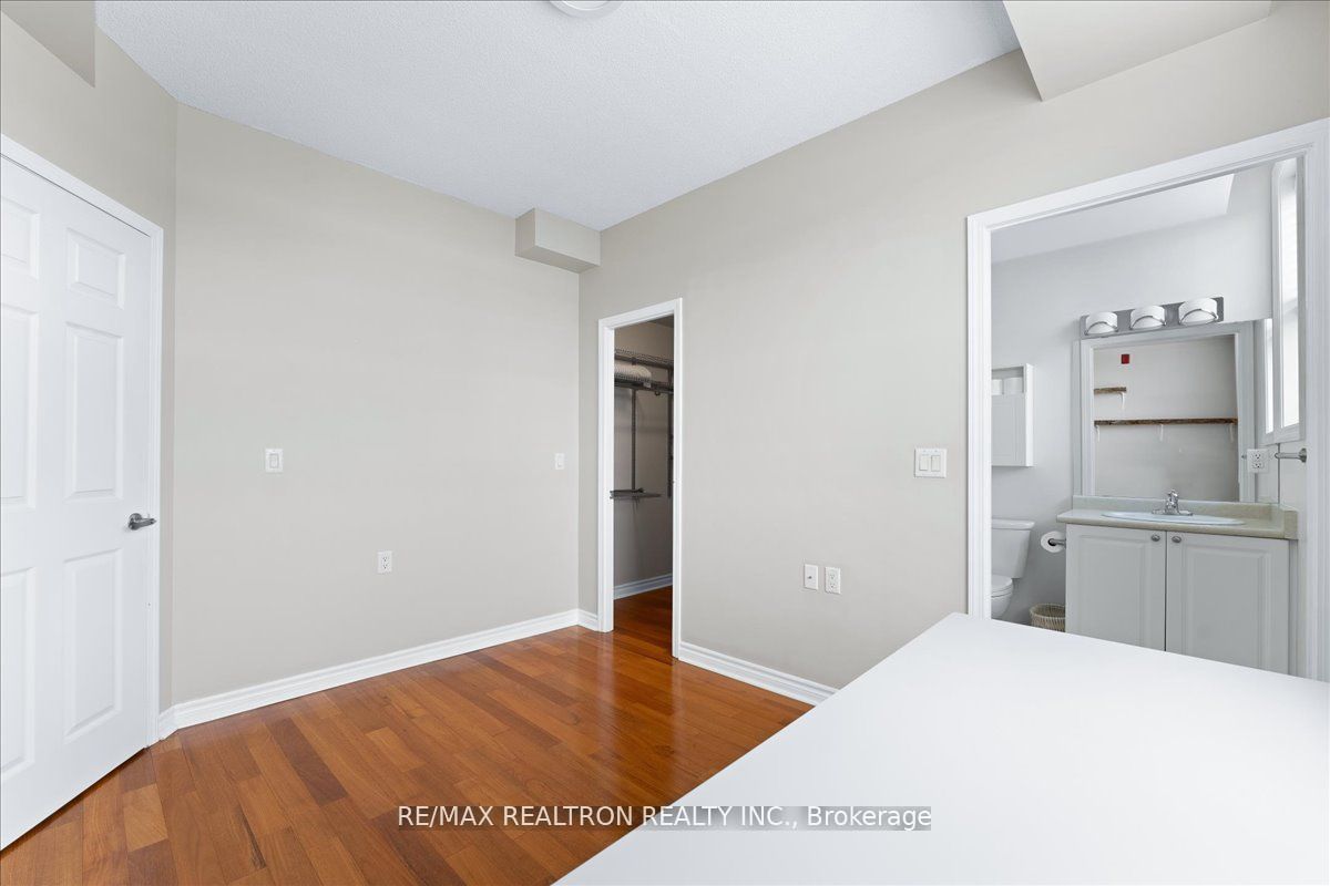 15450 Yonge Street 304 Property Photo 3