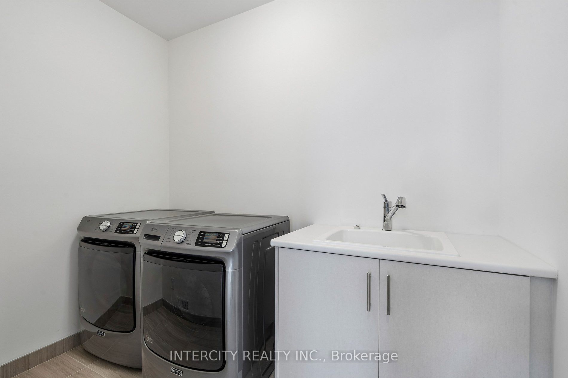 17 Garriock Hall Avenue Property Photo 23