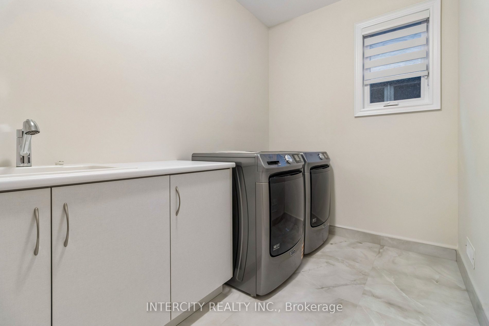 15 Garriock Hall Avenue Property Photo 34