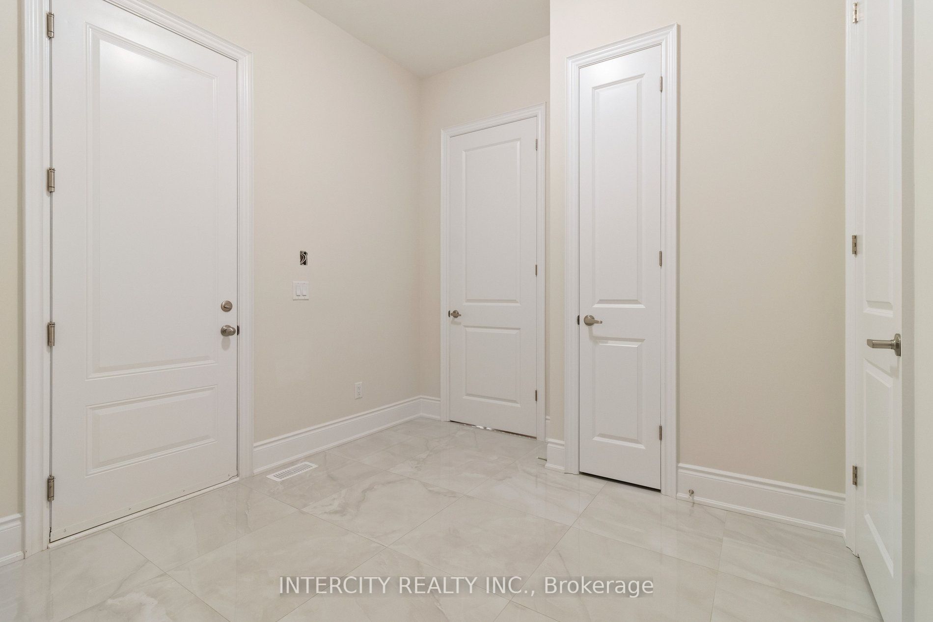 15 Garriock Hall Avenue Property Photo 45