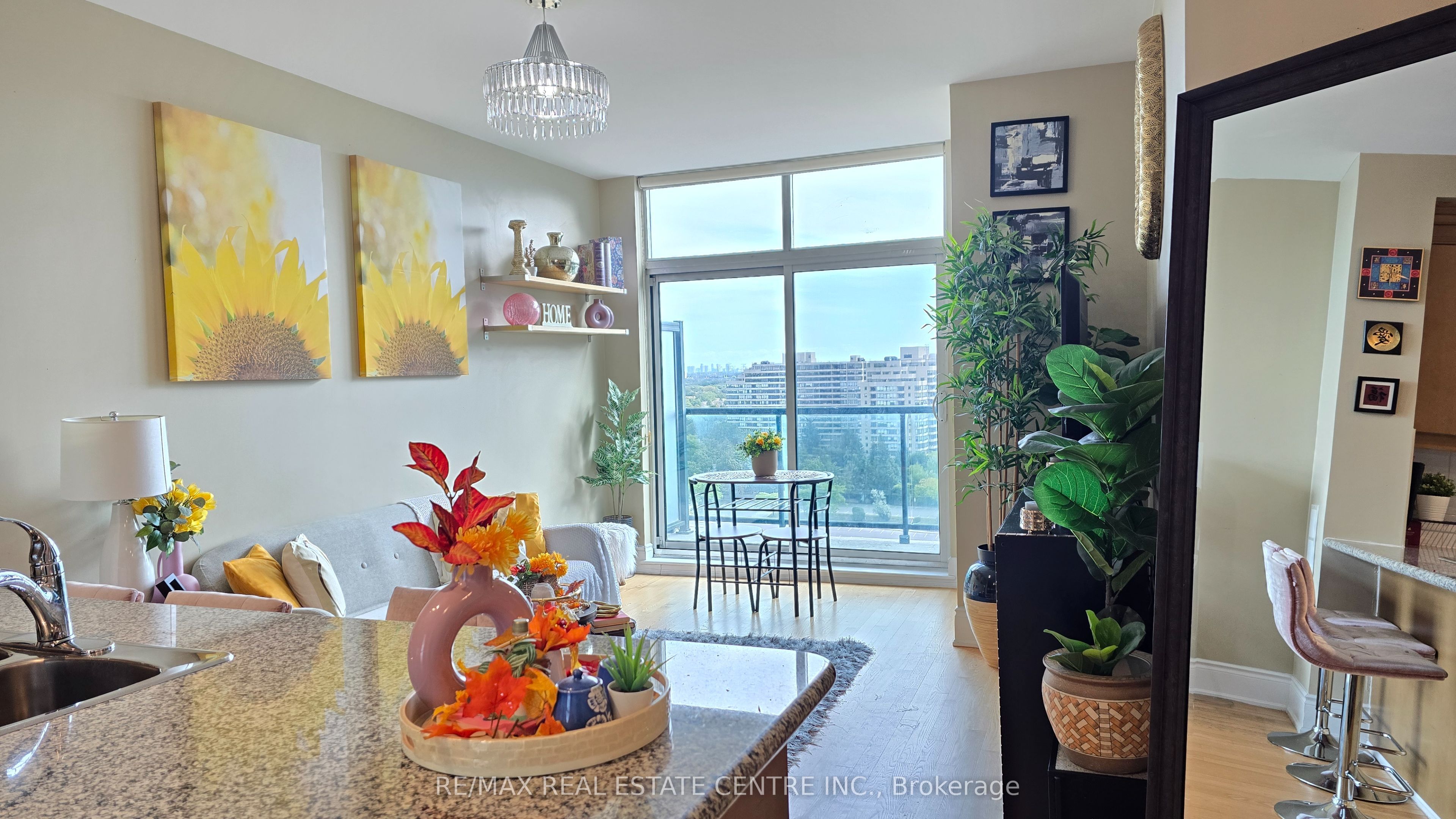 18 Harding Boulevard Ph207 Property Photo 3