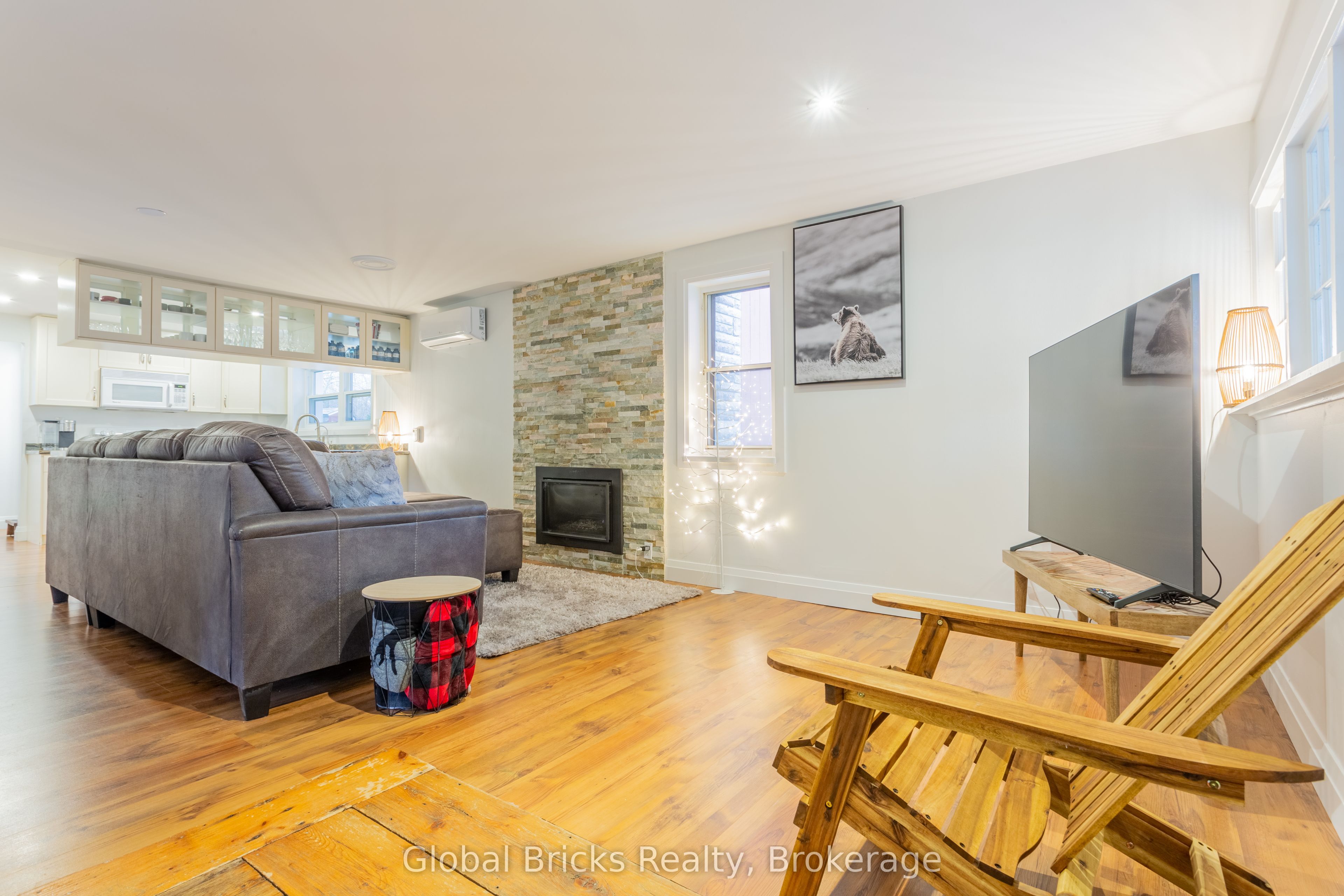 648 10th Line Property Photo 2