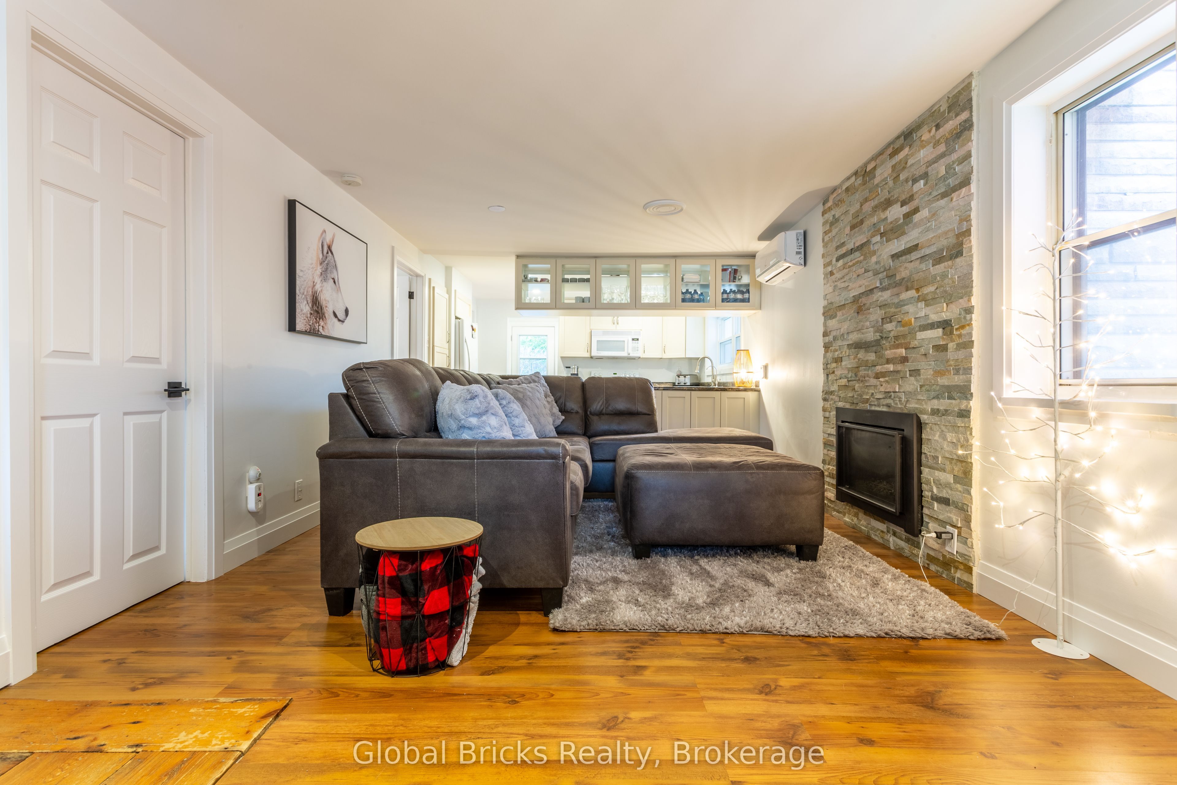 648 10th Line Property Photo 3