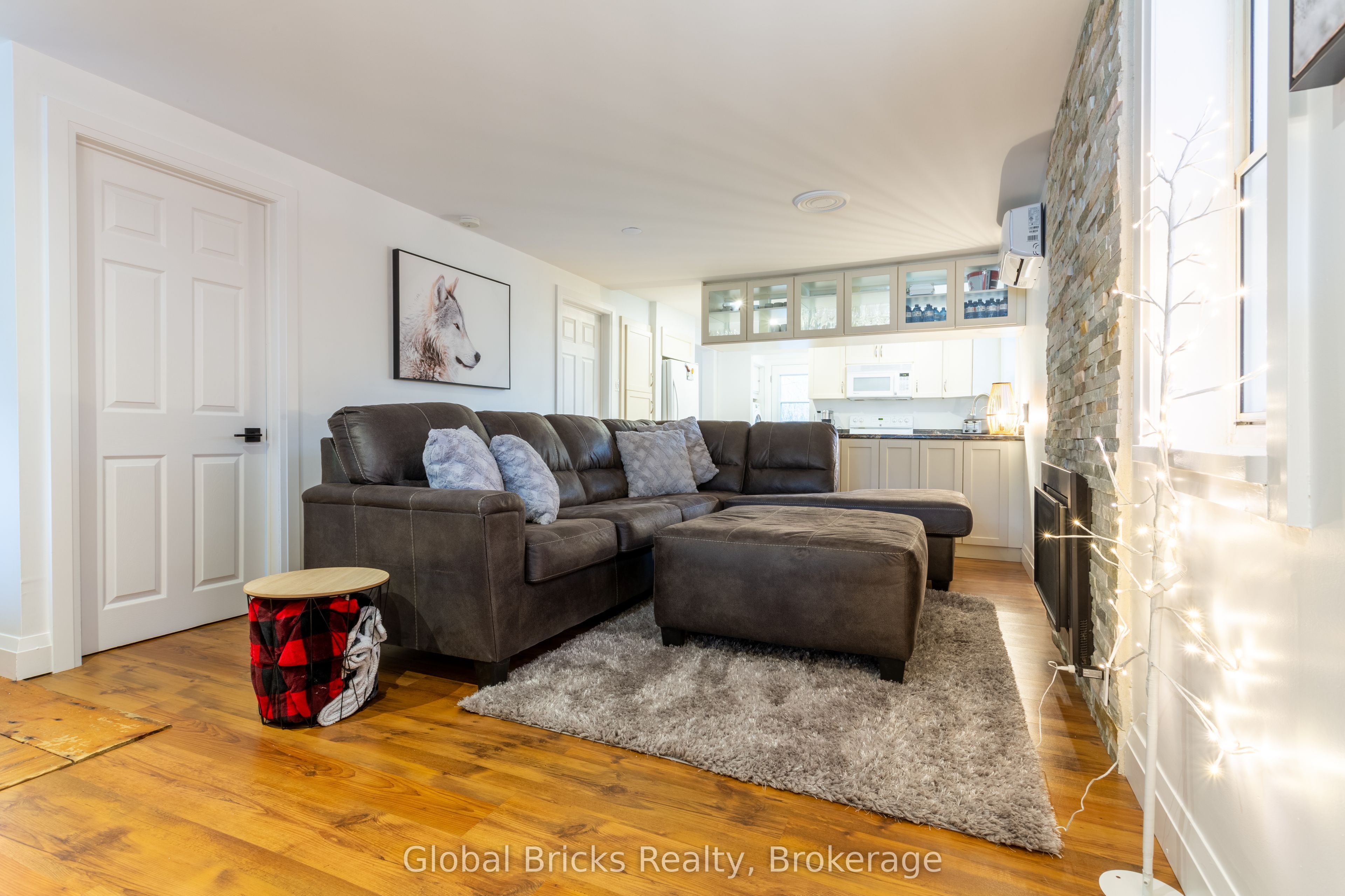 648 10th Line Property Photo 4