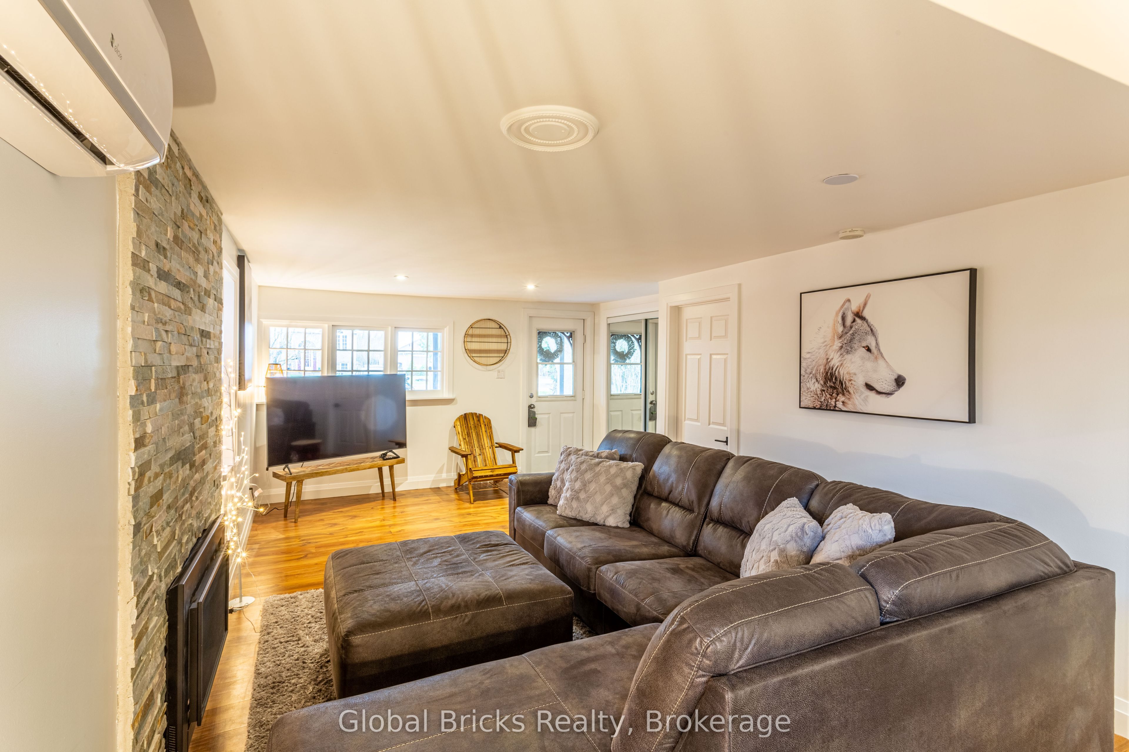 648 10th Line Property Photo 5