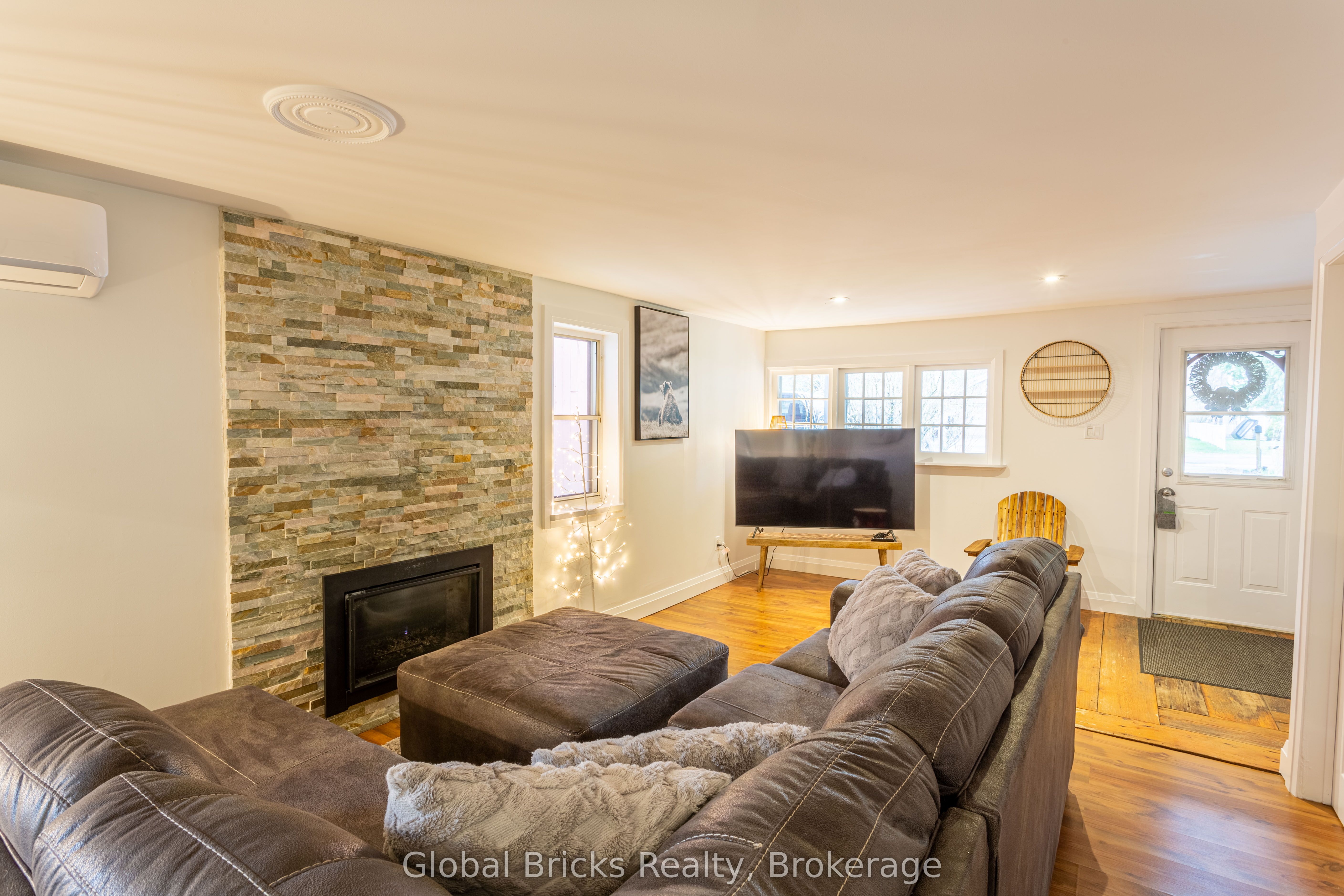 648 10th Line Property Photo 7