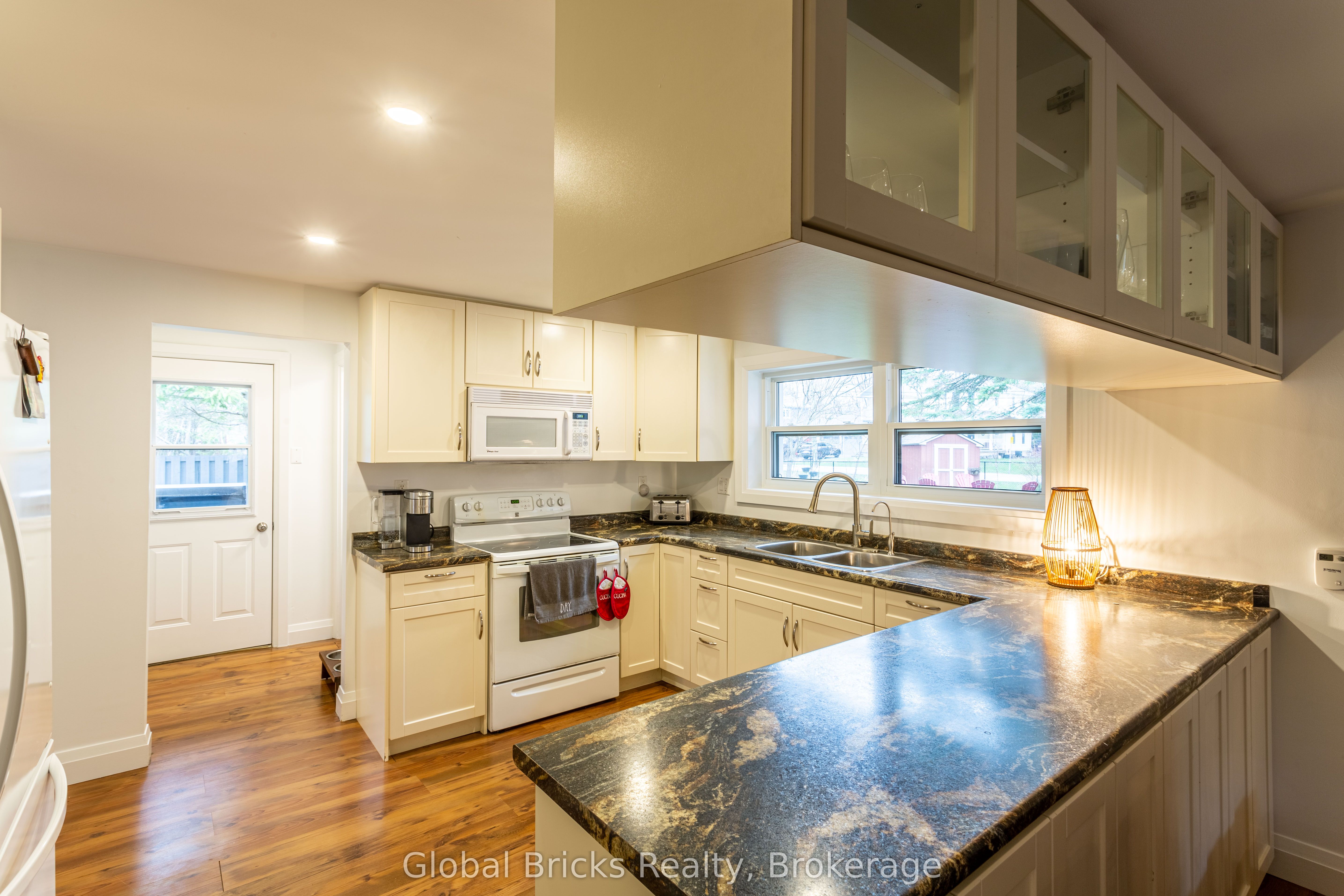 648 10th Line Property Photo 8