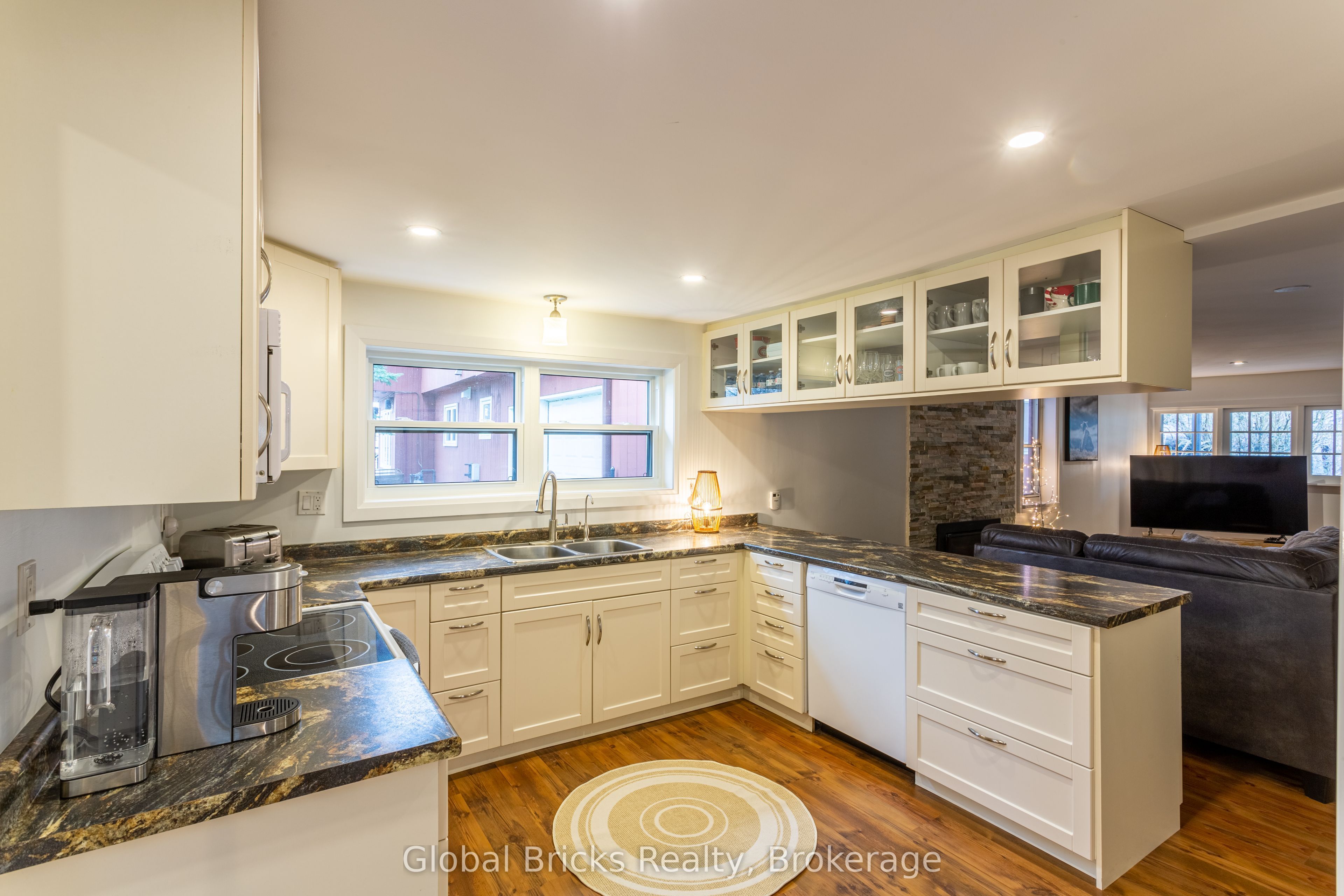 648 10th Line Property Photo 9