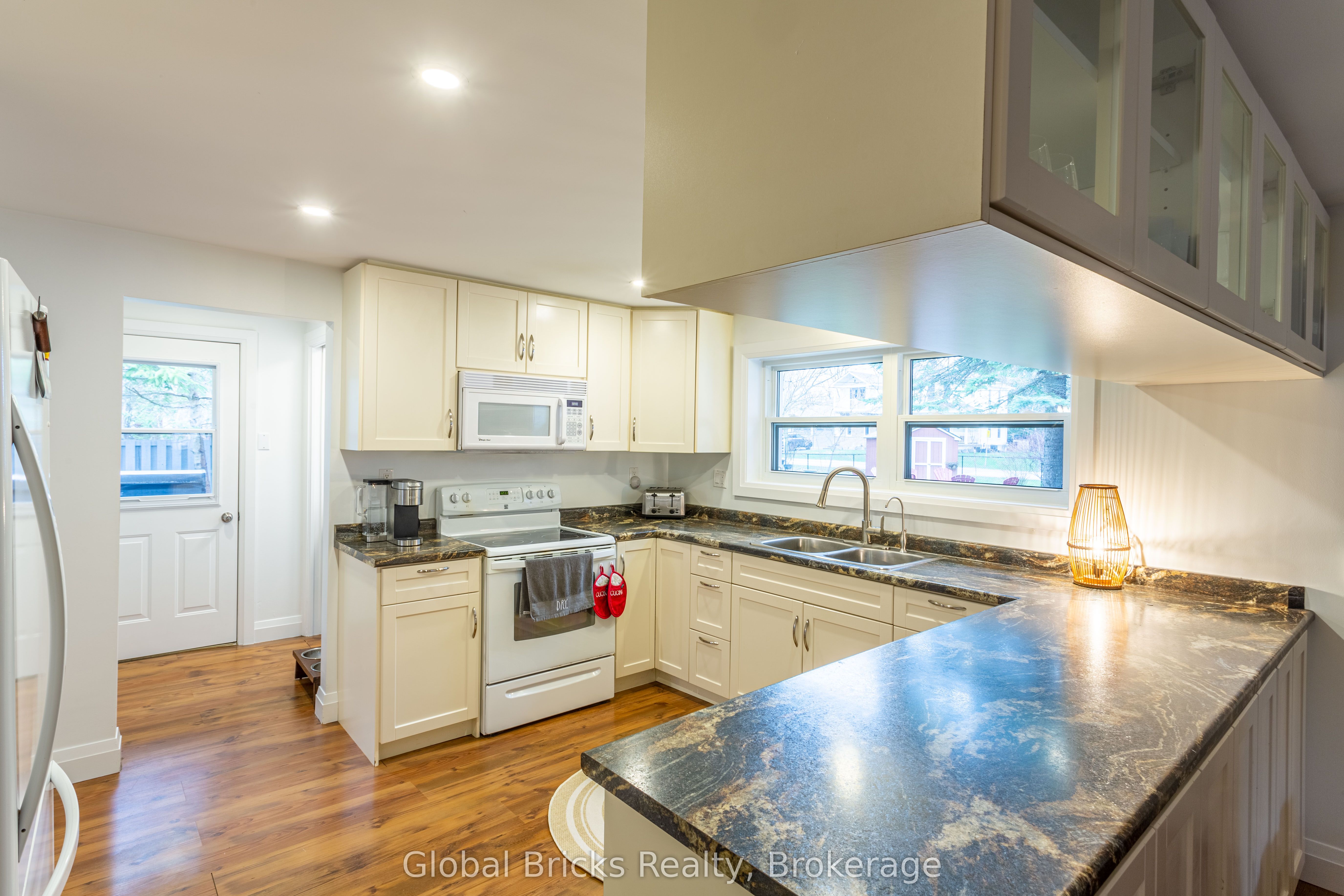 648 10th Line Property Photo 10