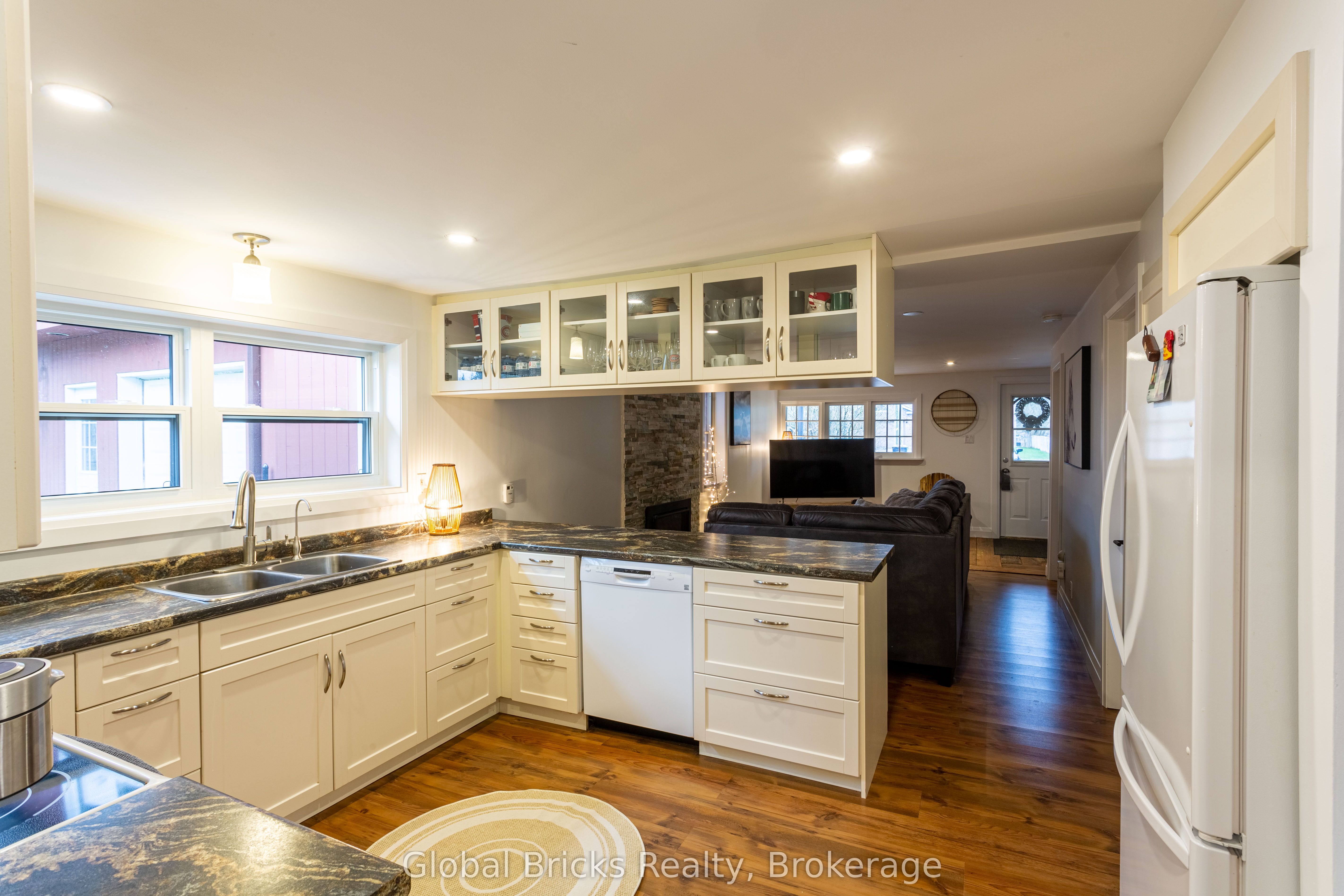648 10th Line Property Photo 11