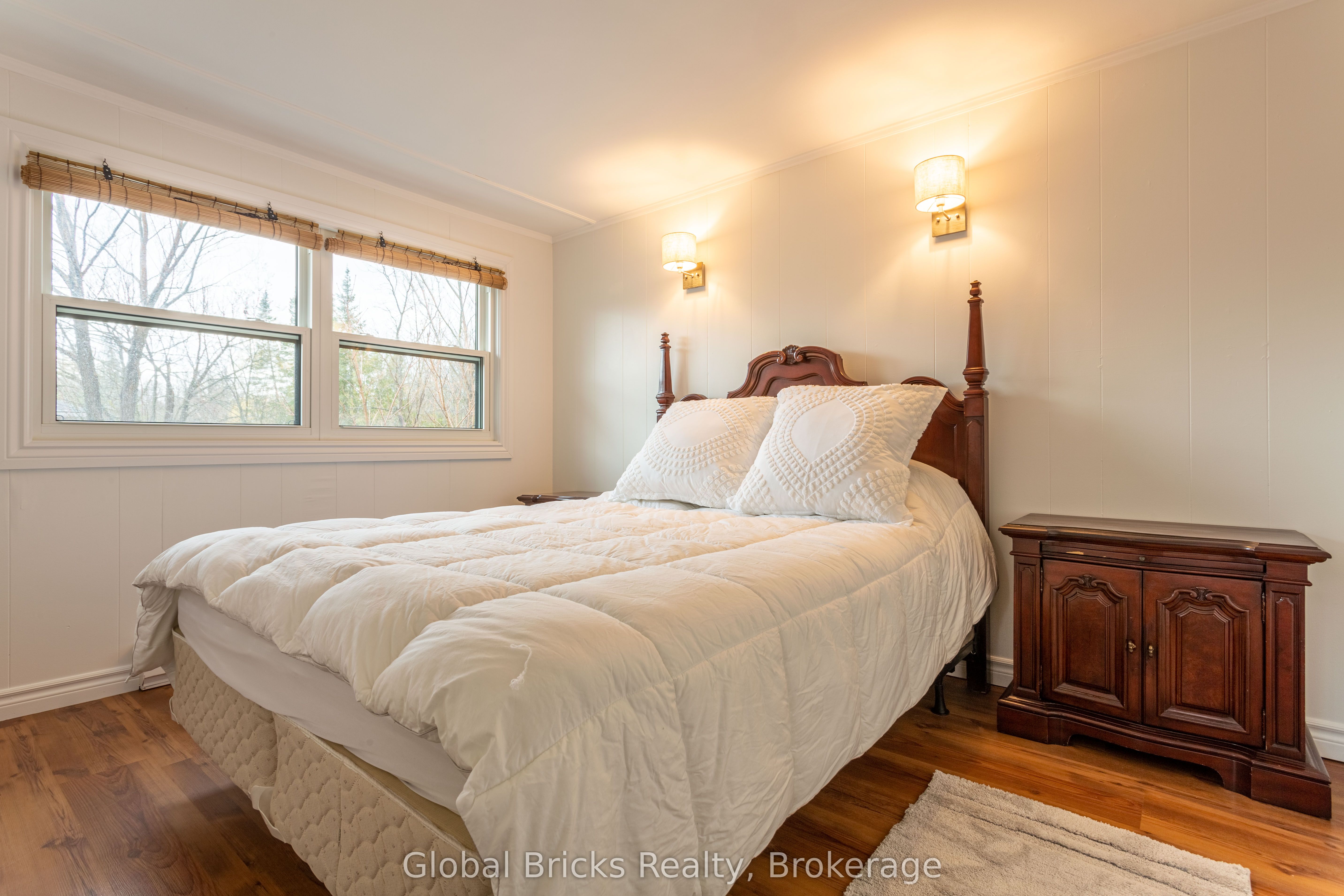 648 10th Line Property Photo 22