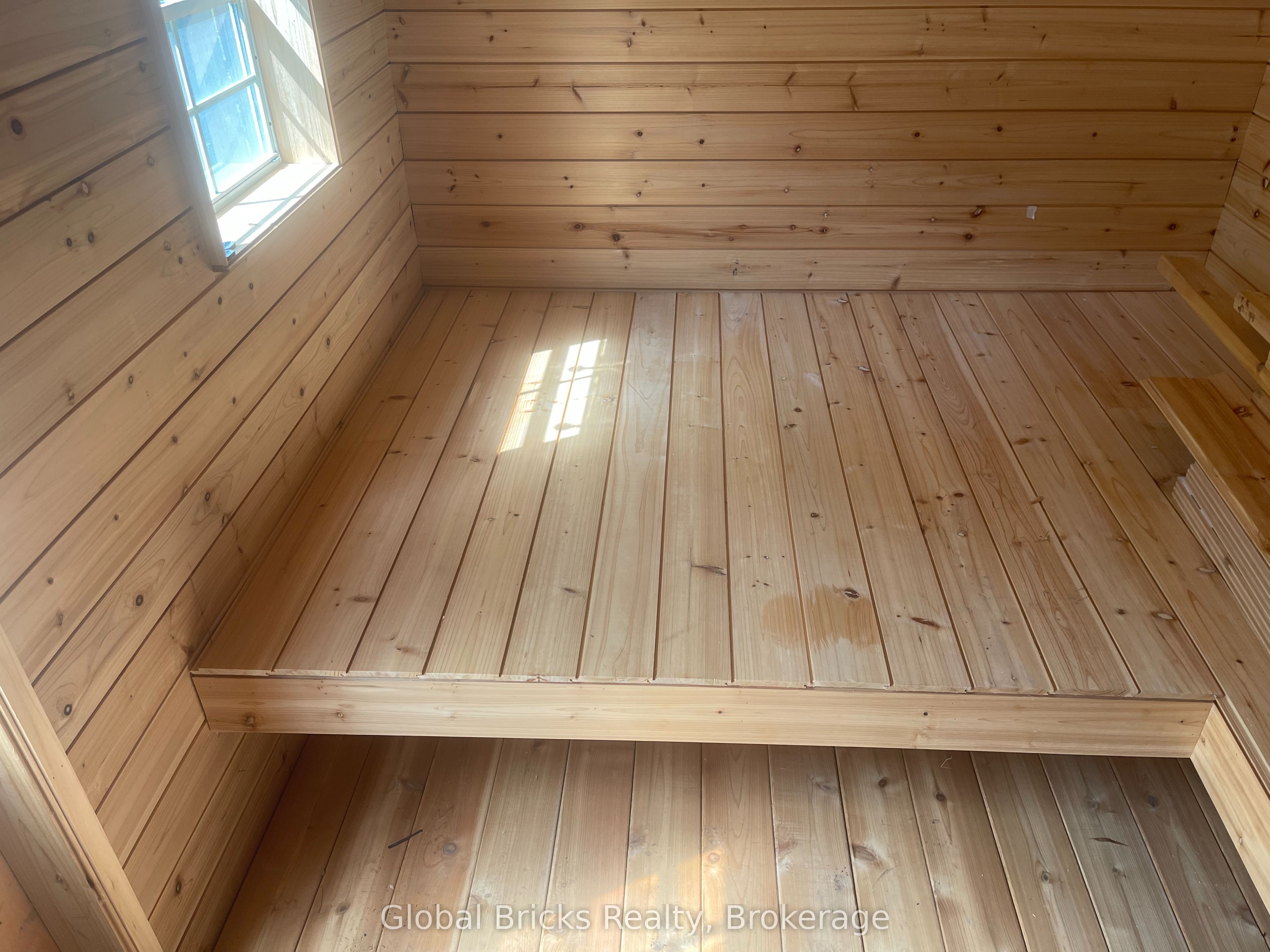 648 10th Line Property Photo 38
