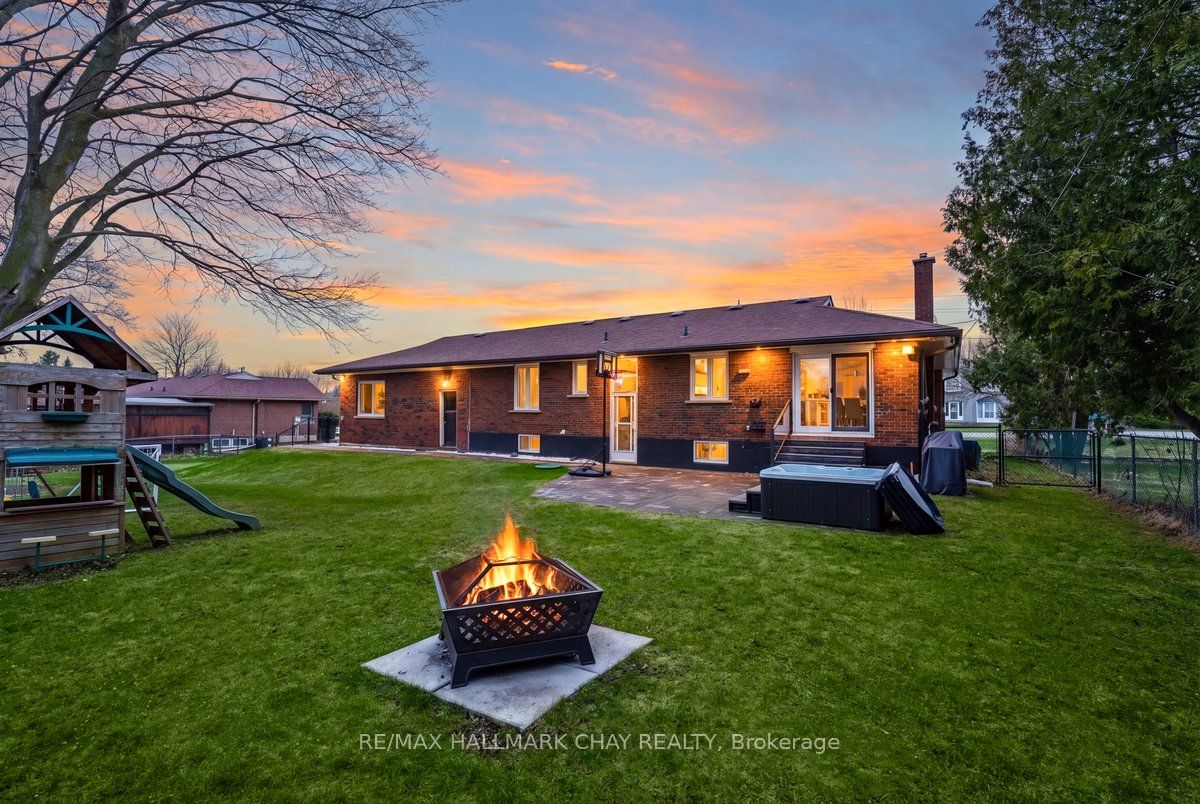 1587 Mount Albert Road Property Photo 2