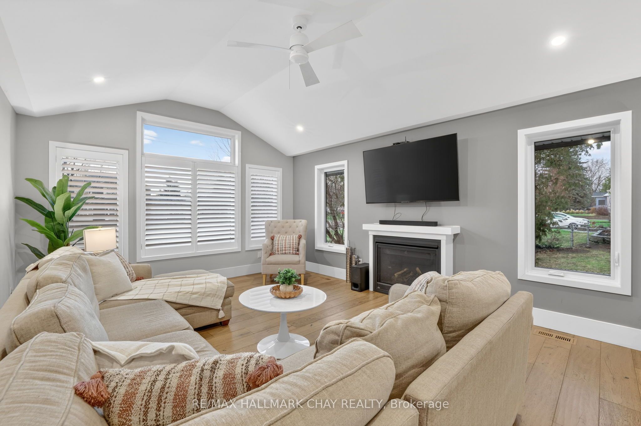 1587 Mount Albert Road Property Photo 14