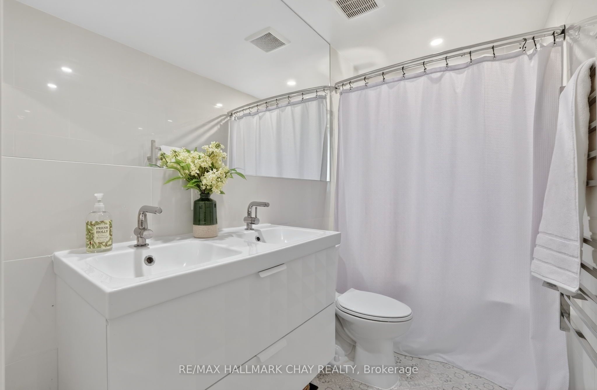 1587 Mount Albert Road Property Photo 19