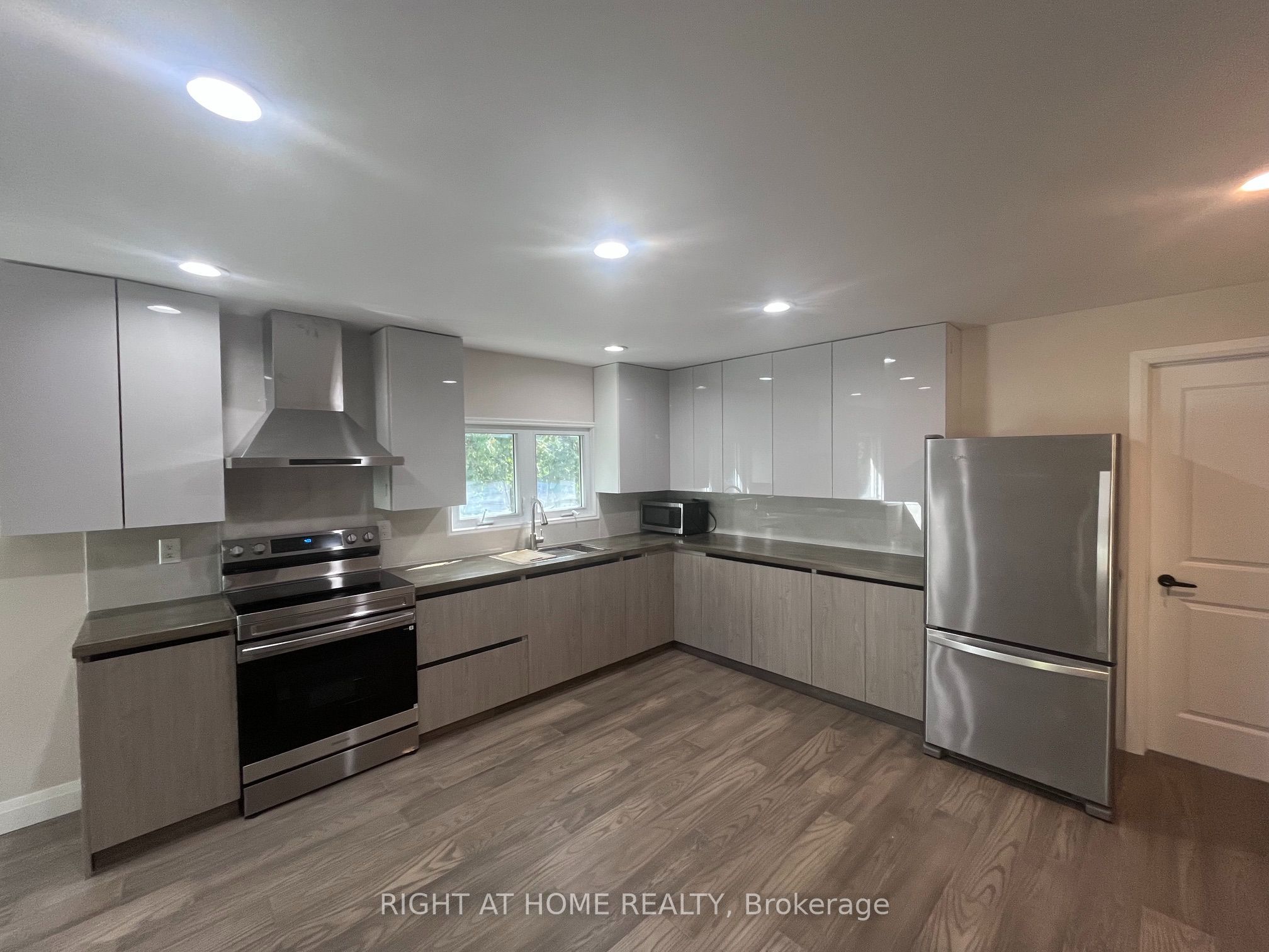379 The Queensway Road S Property Photo 2