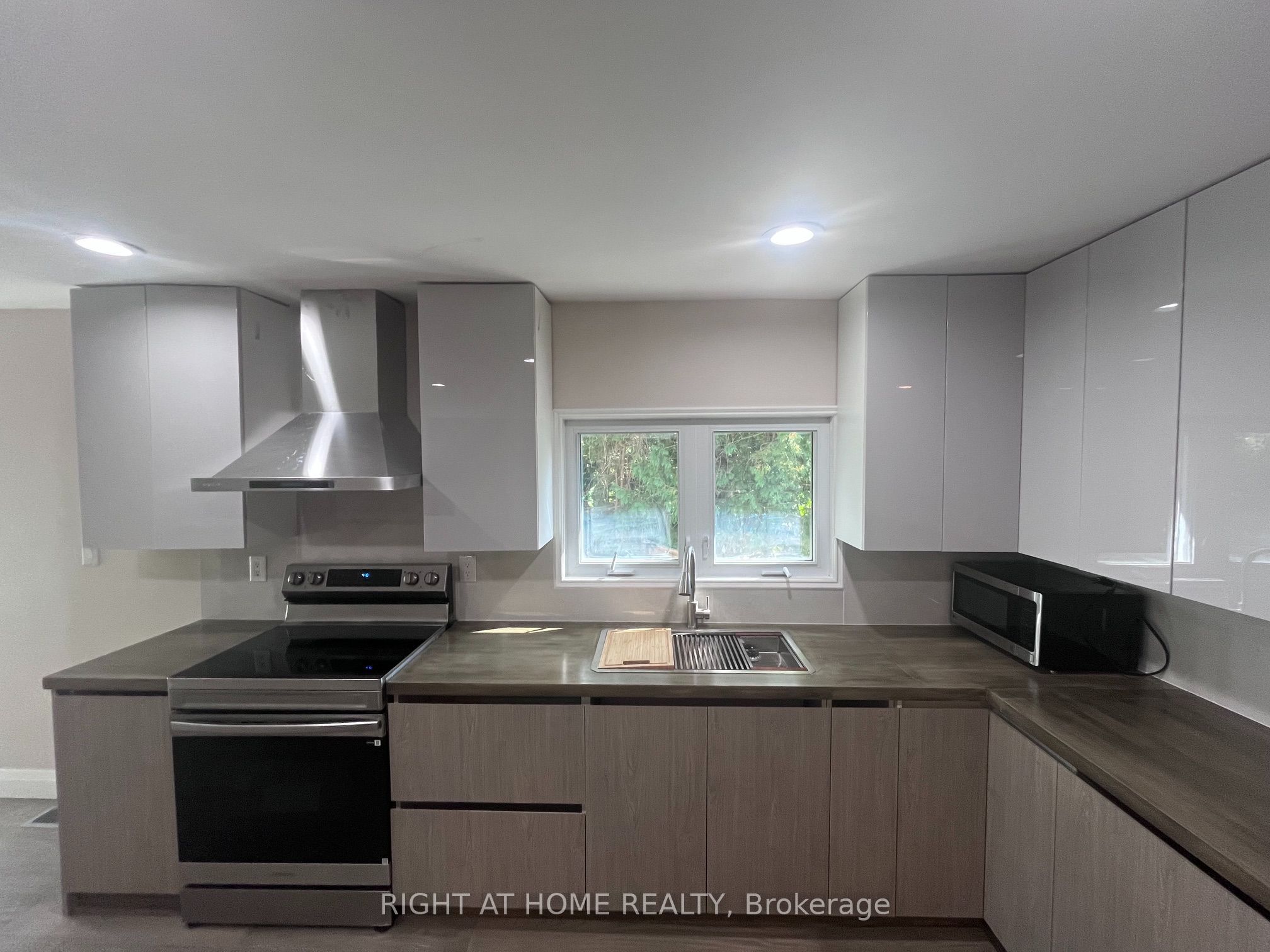379 The Queensway Road S Property Photo 3