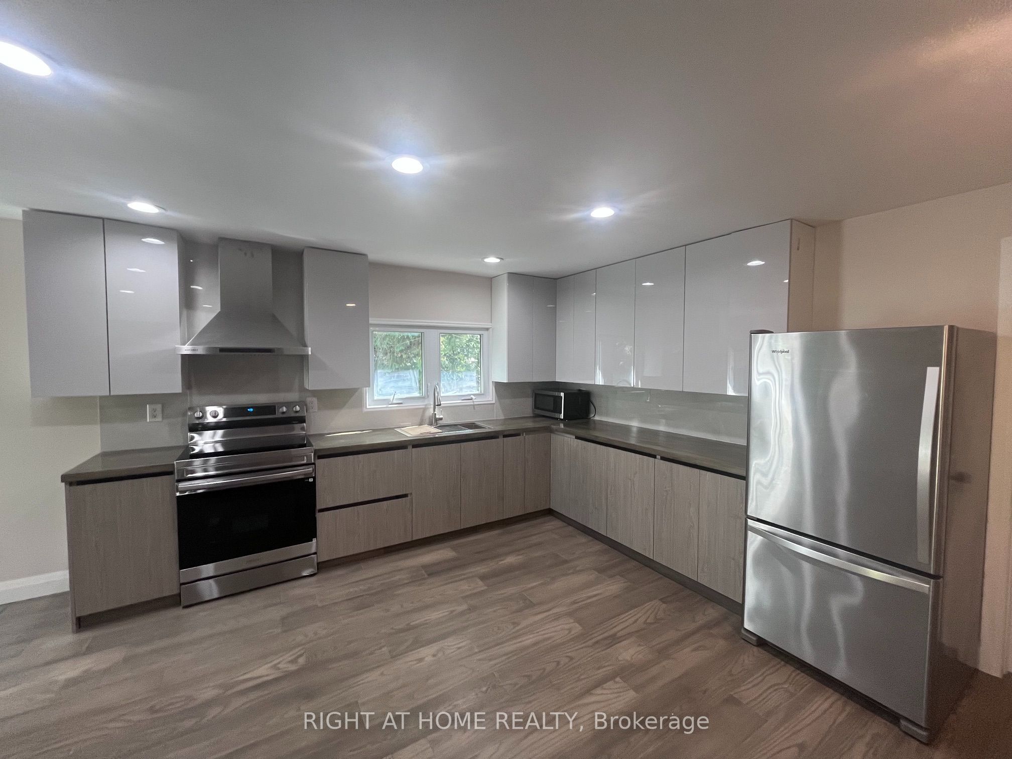 379 The Queensway Road S Property Photo 4