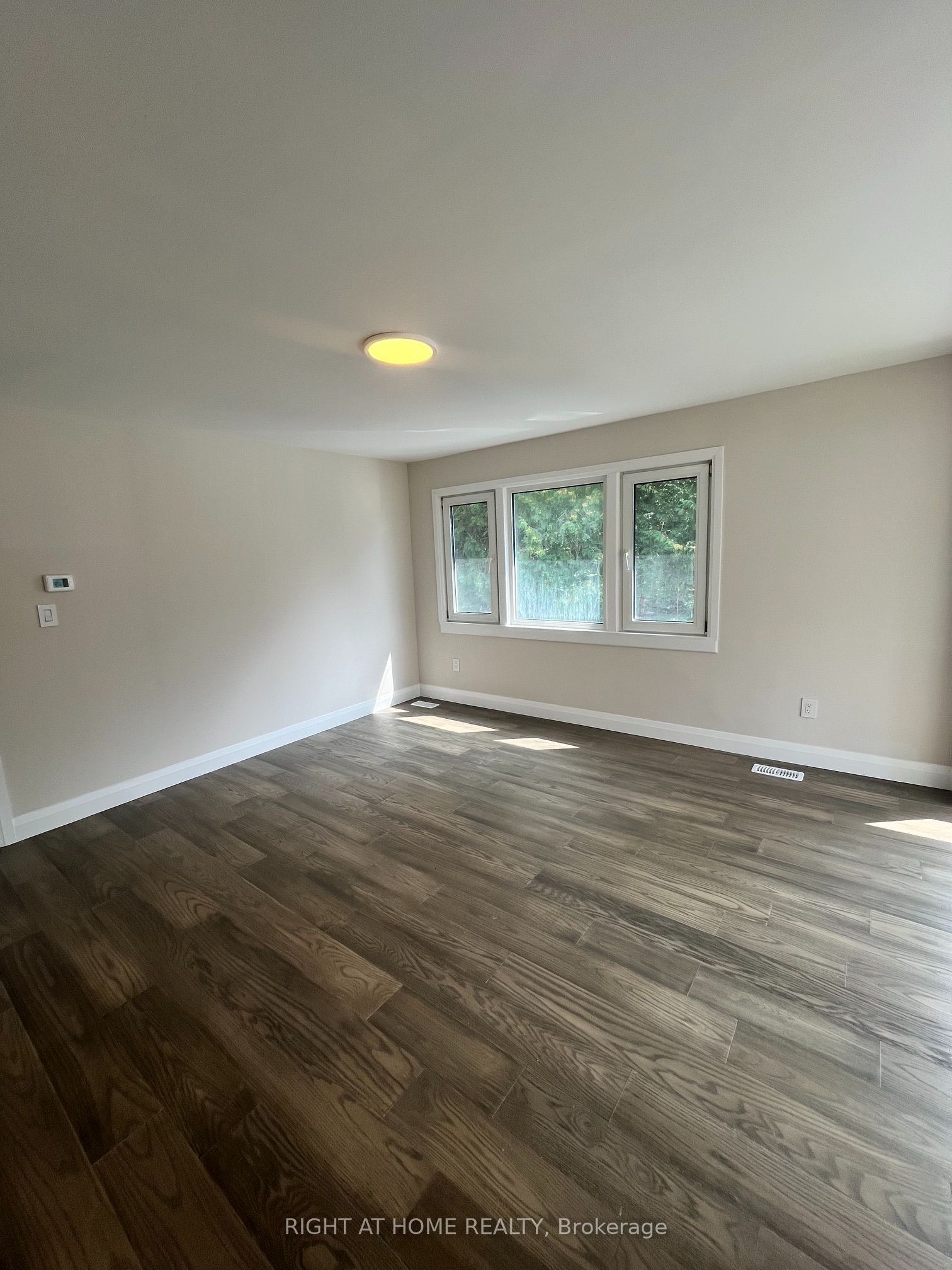 379 The Queensway Road S Property Photo 6