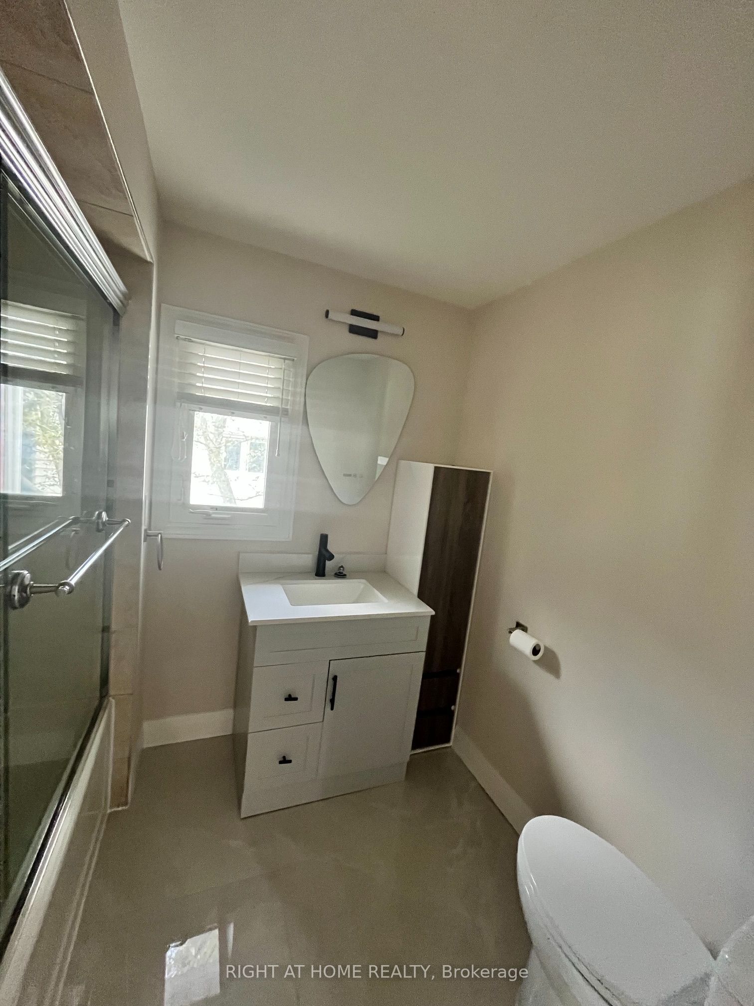 379 The Queensway Road S Property Photo 12