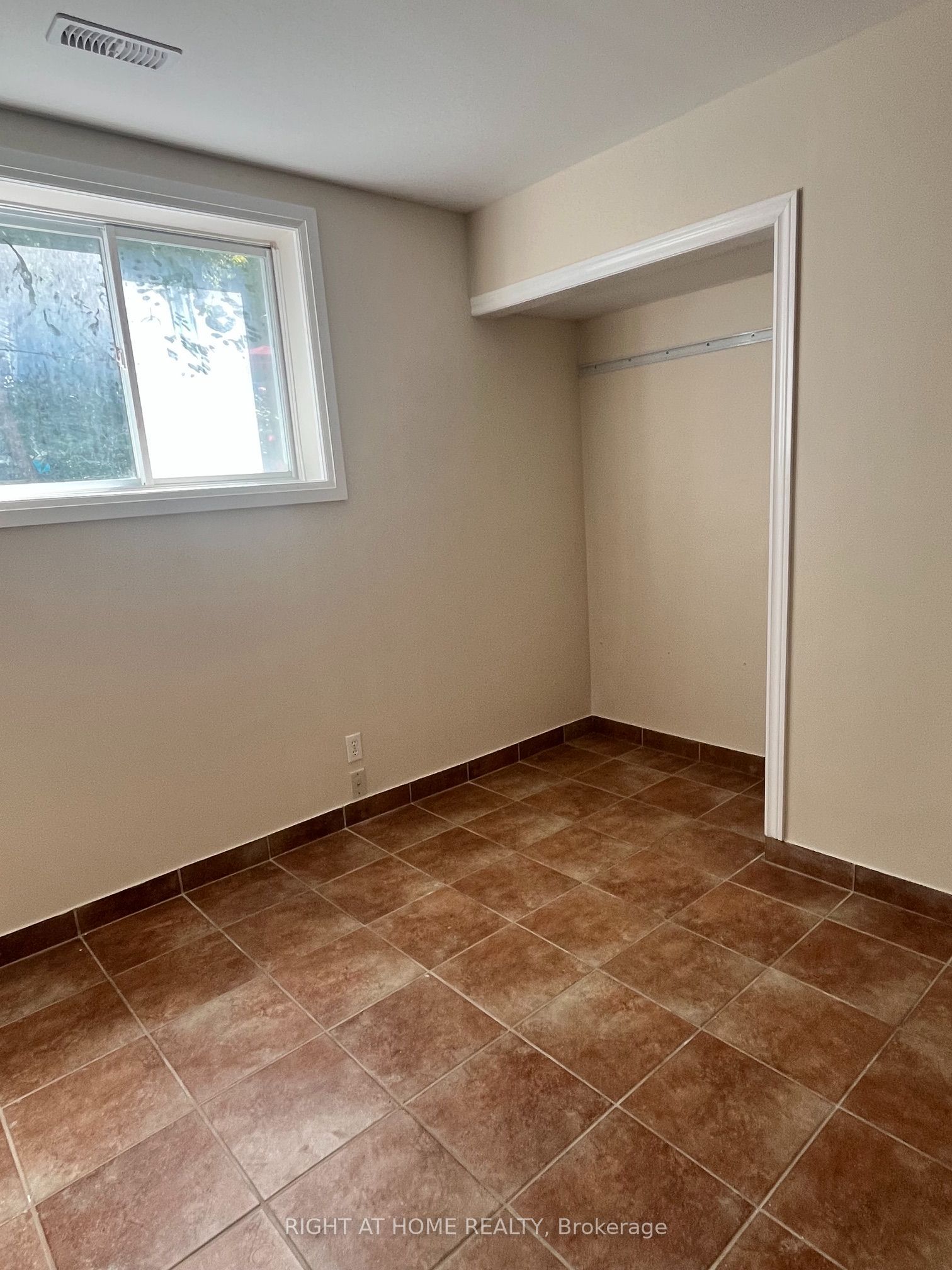 379 The Queensway Road S Property Photo 13