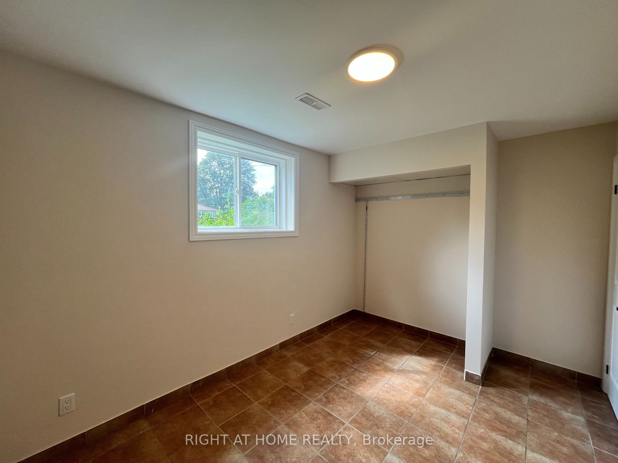 379 The Queensway Road S Property Photo 16