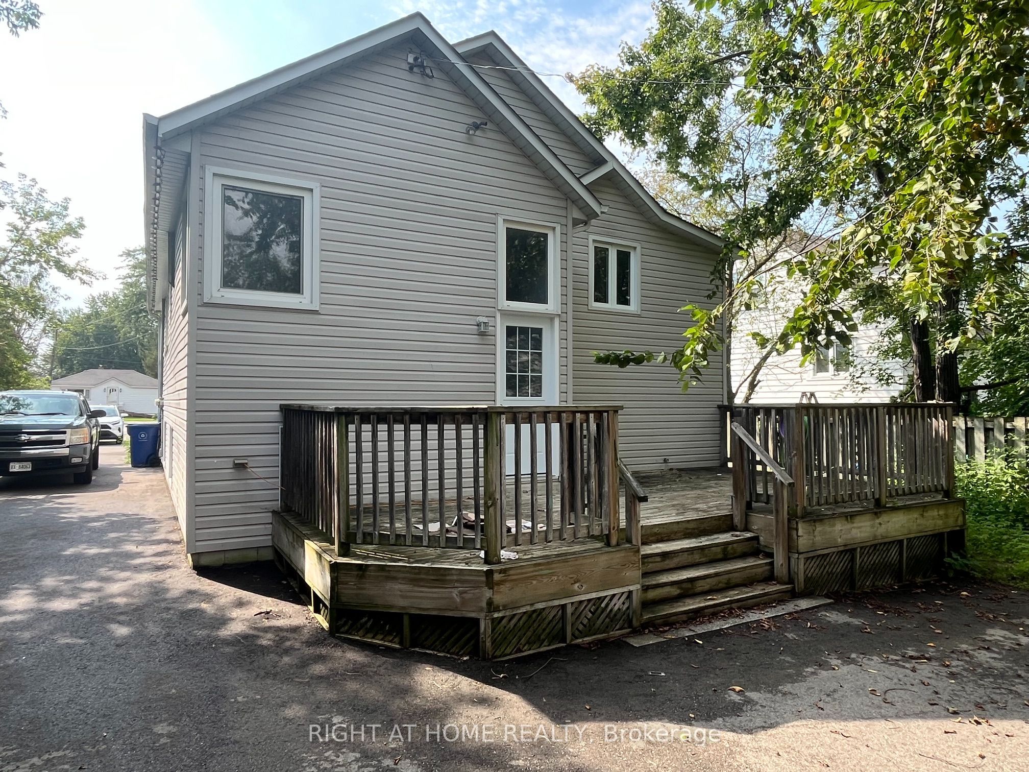 379 The Queensway Road S Property Photo 18