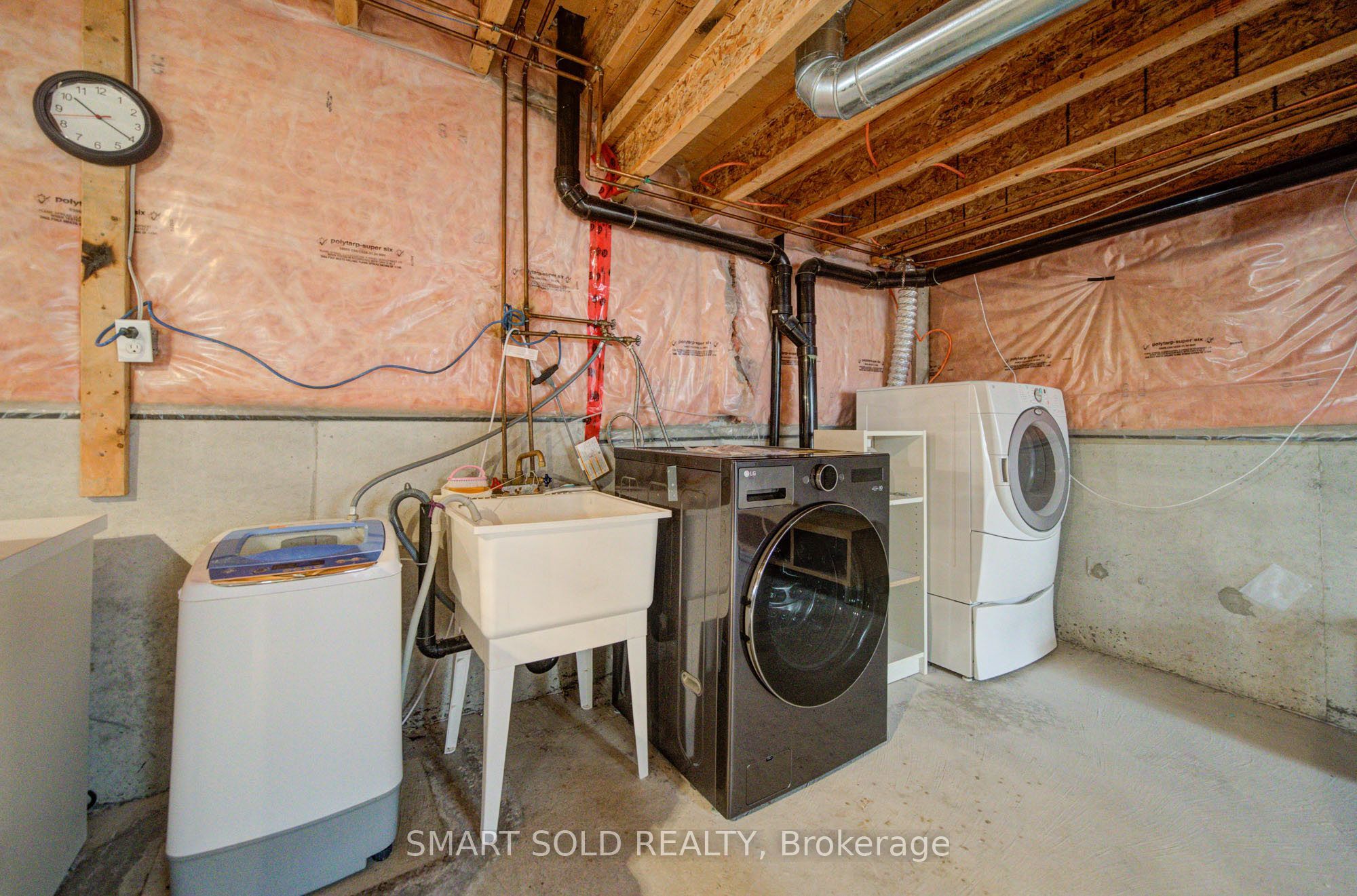 61 Aladdin Crescent Property Photo 44