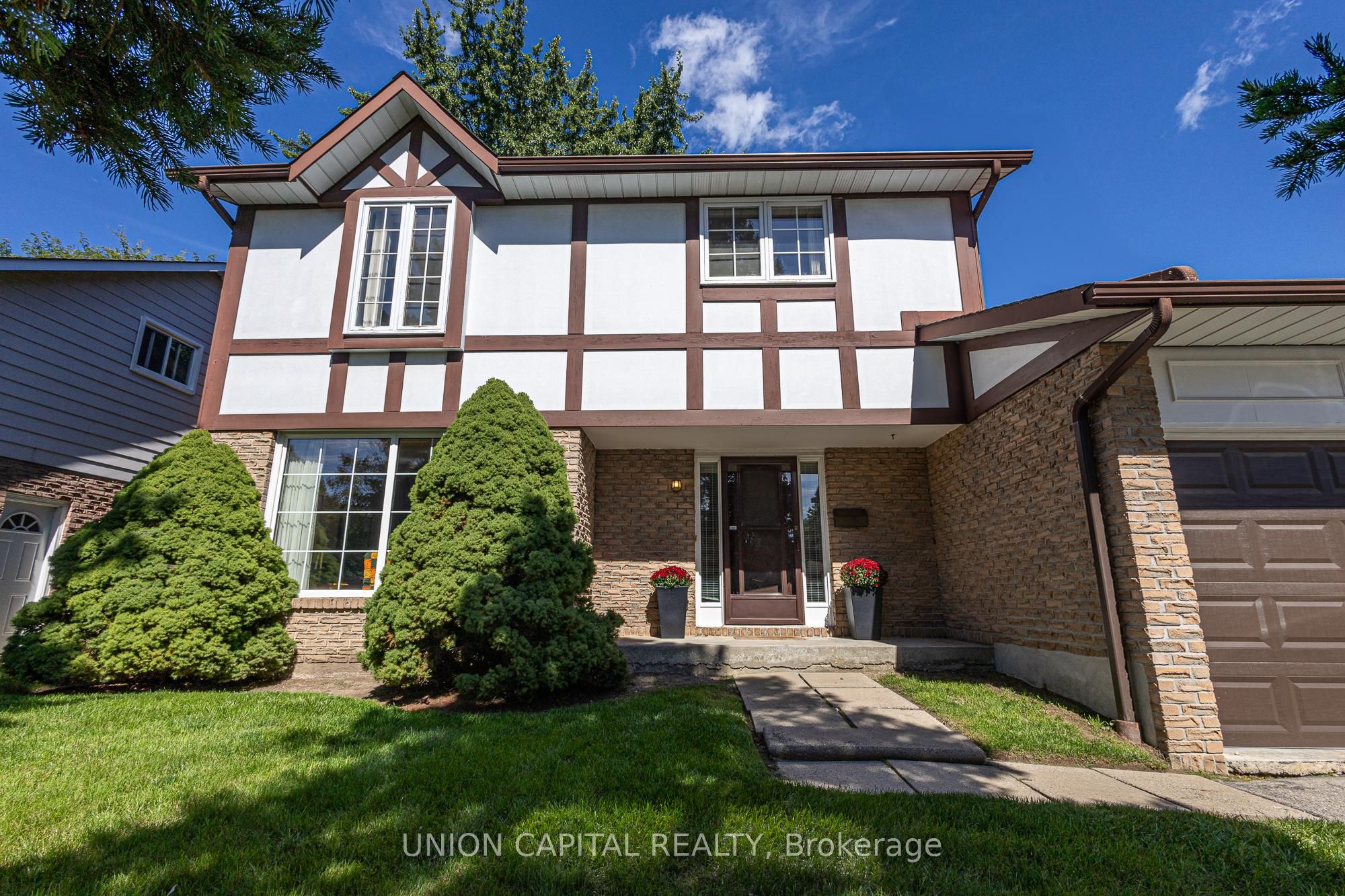 223 Centre Street W Property Photo 1