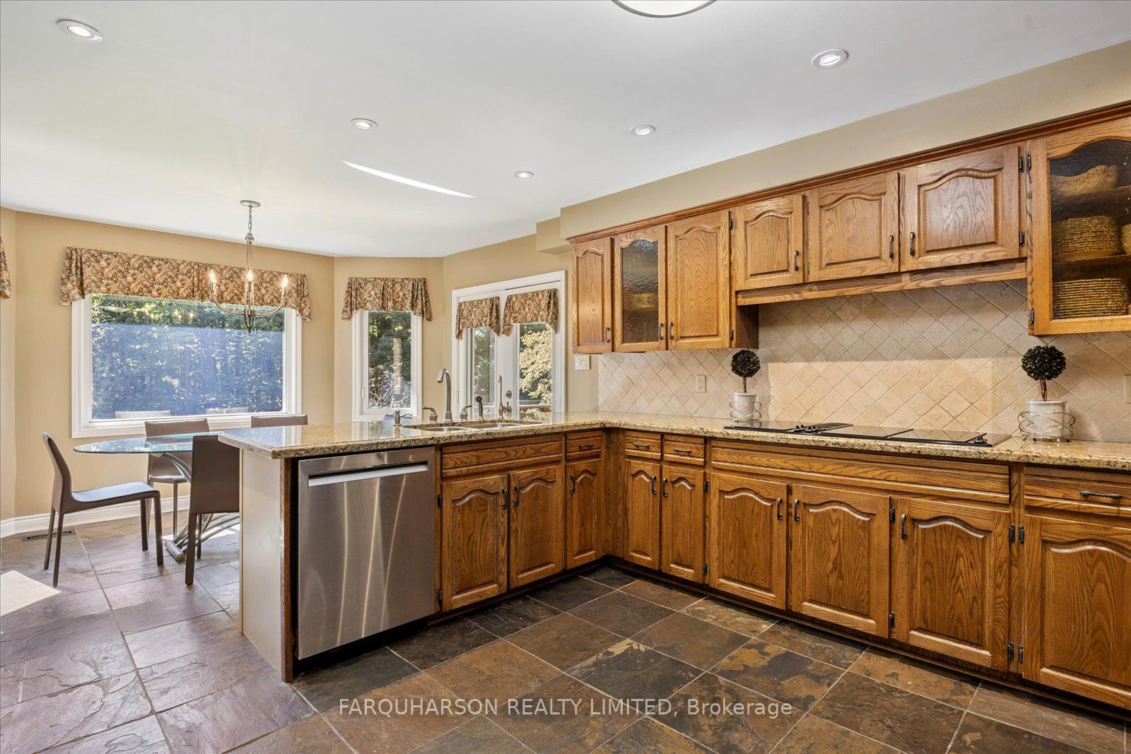 15 Skyridge Court Property Photo 9