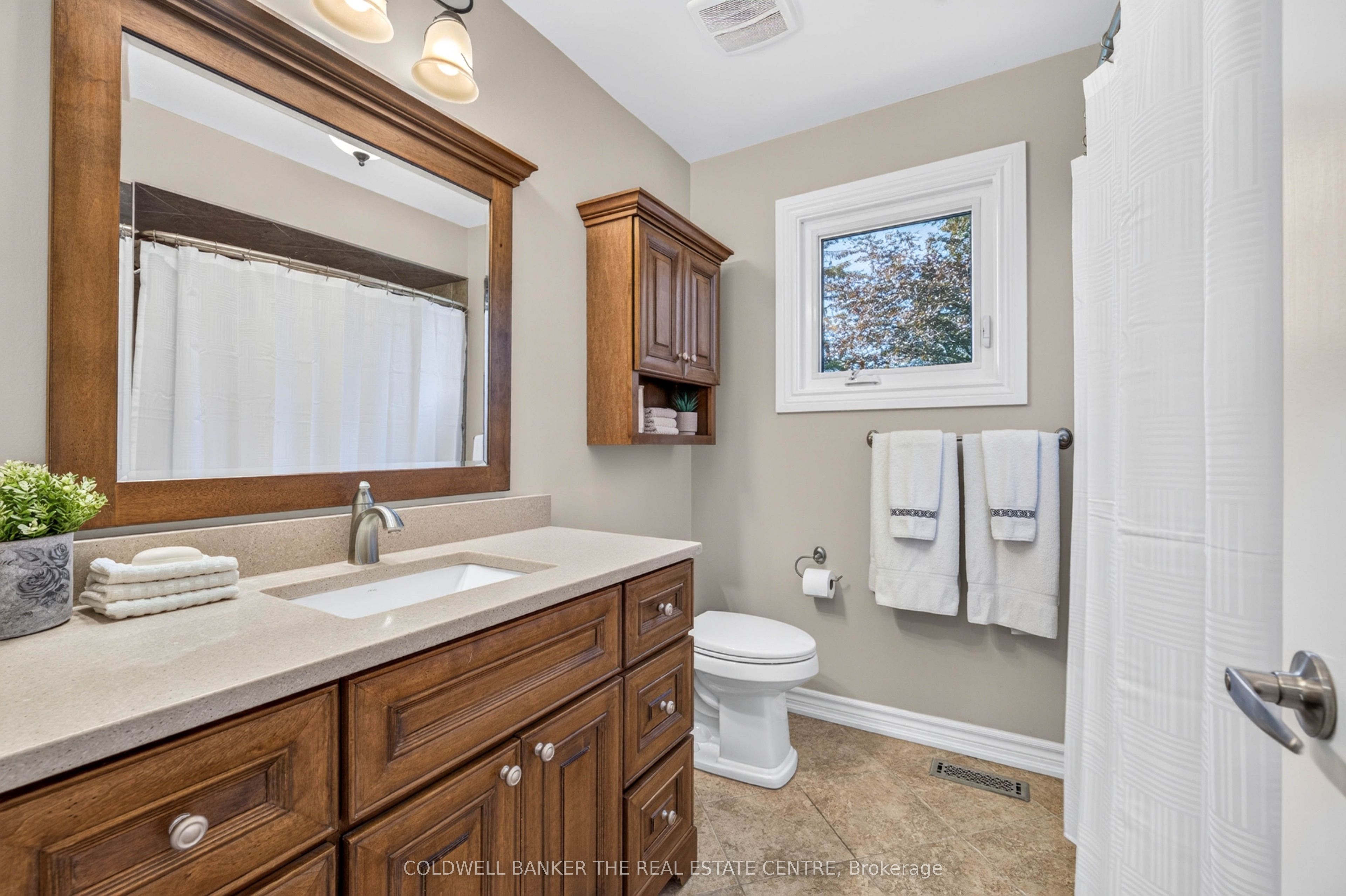 893 Arnold Crescent Property Photo 19