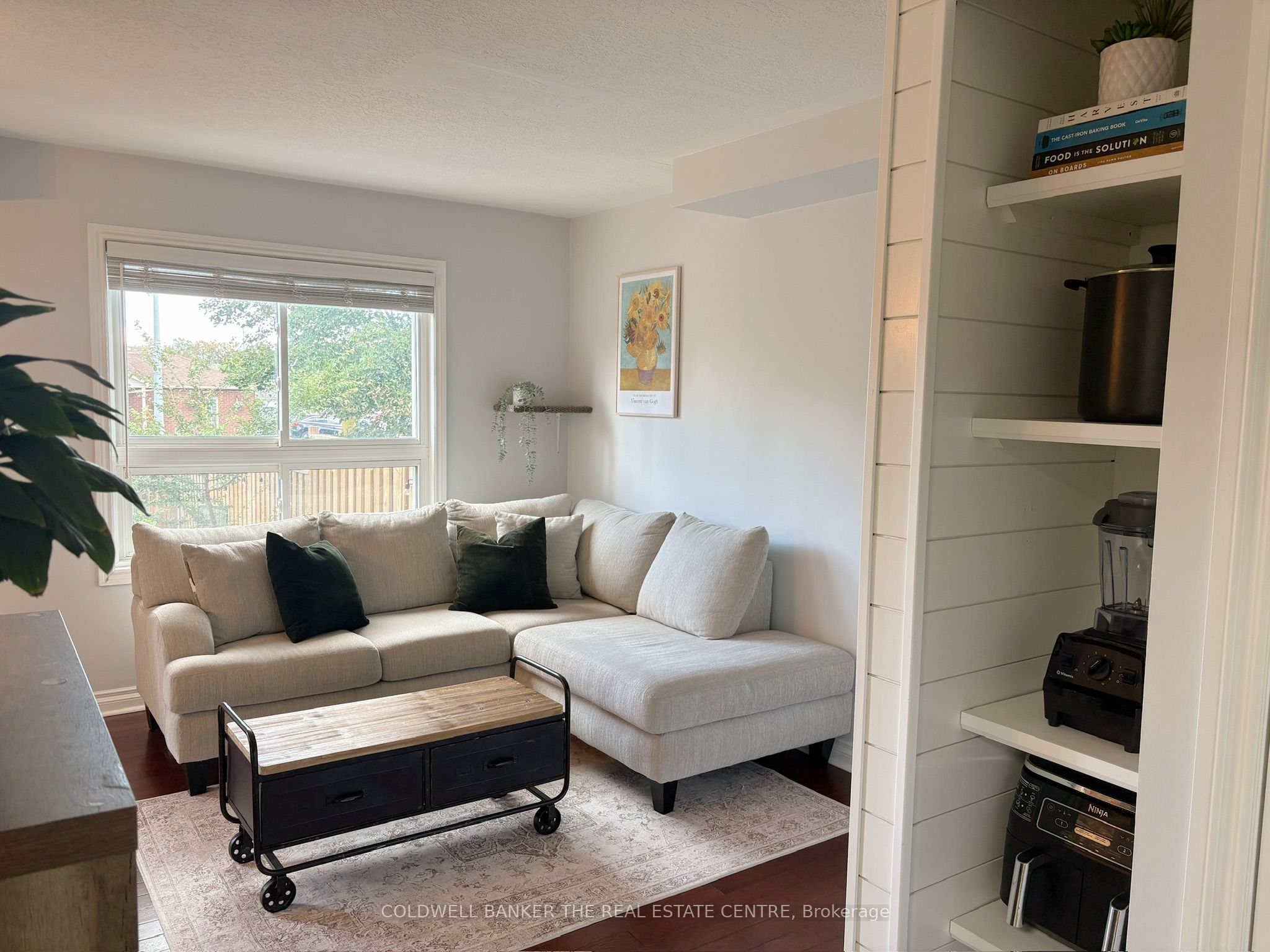 1140 Inniswood Street Property Photo 6