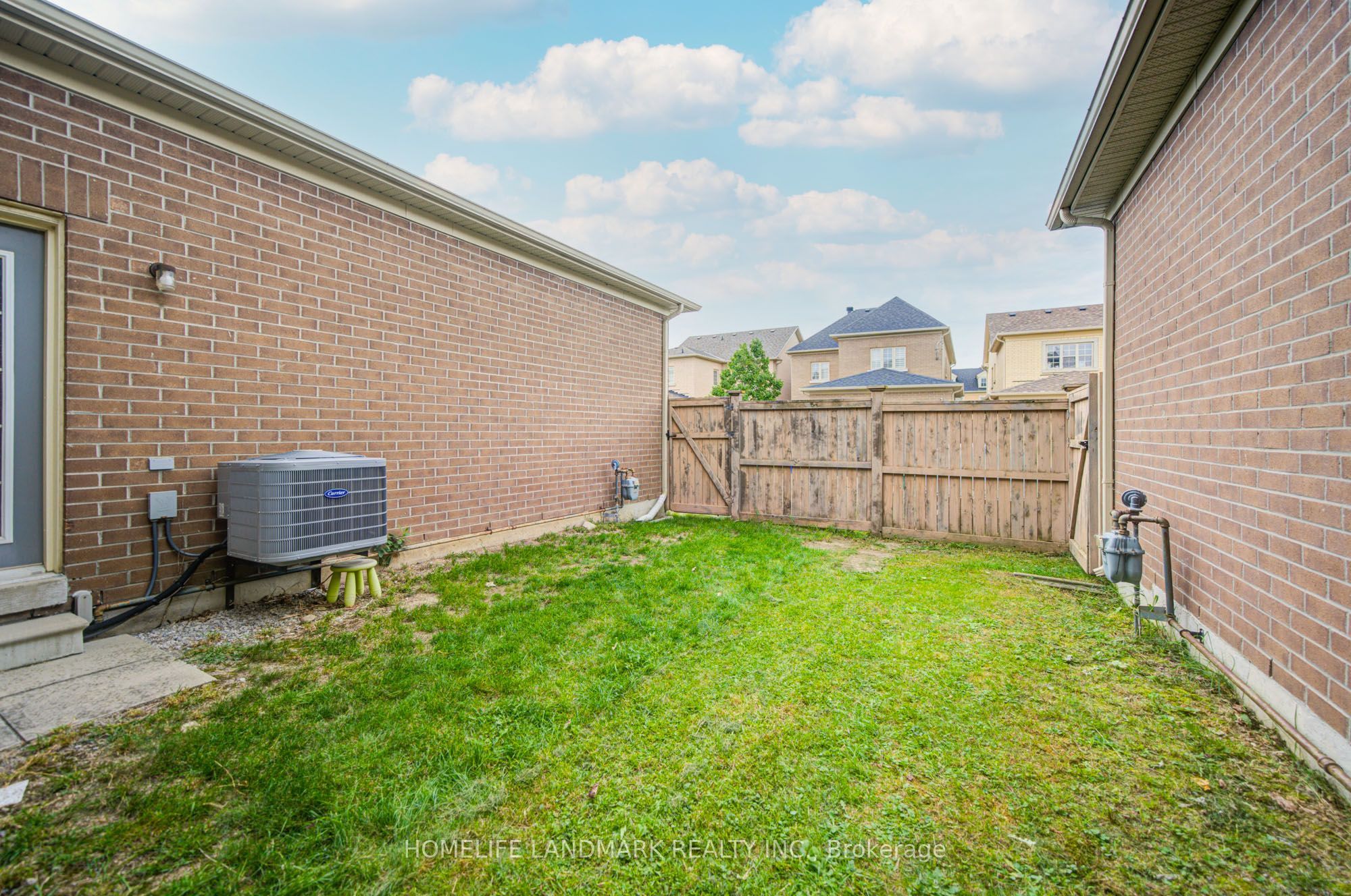 10483 Woodbine Avenue Property Photo 48