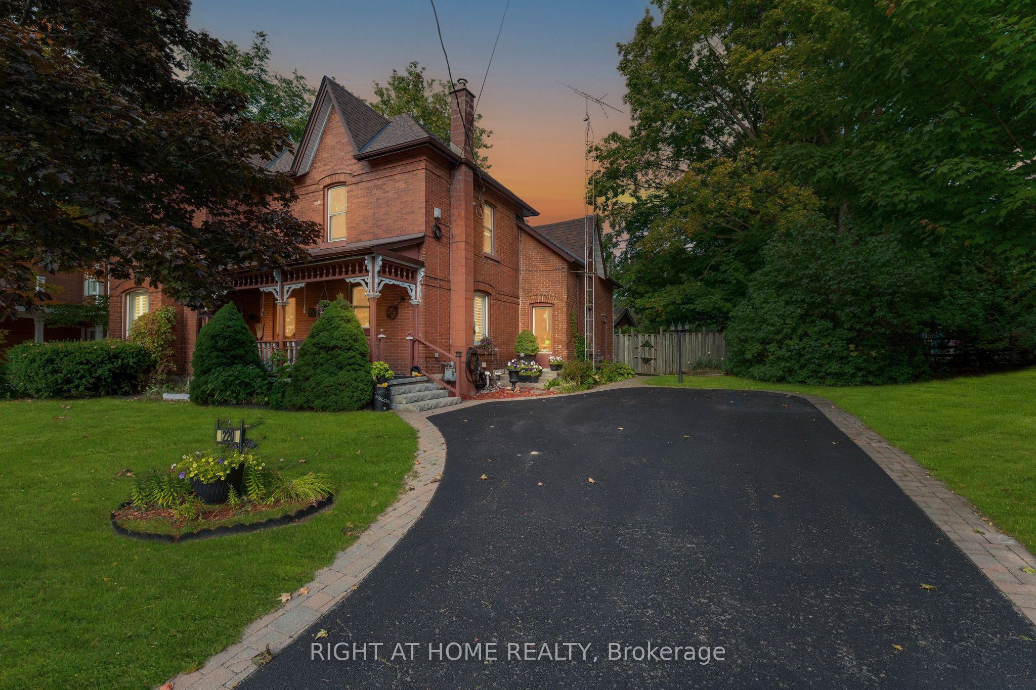 220 Barrie Street Property Photo 1