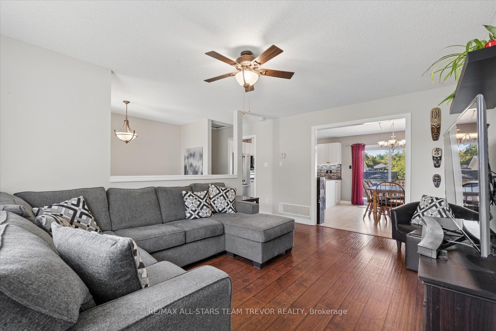 16 Evelyn Avenue Property Photo 4
