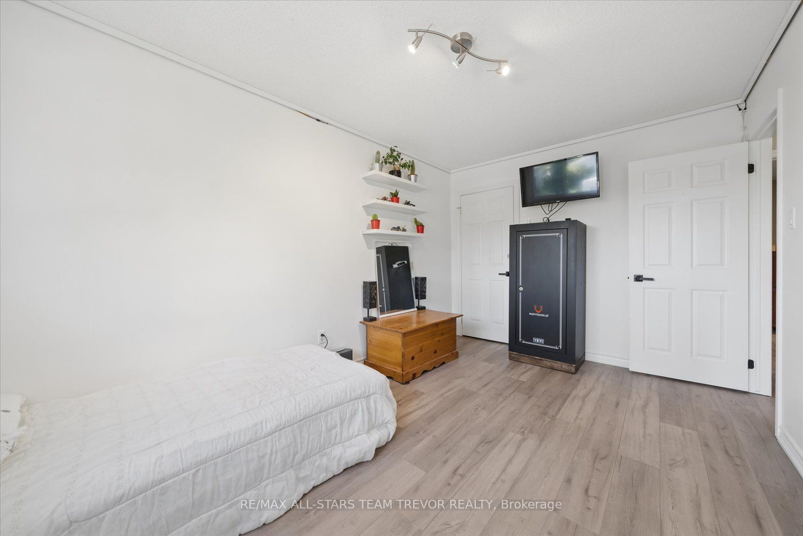 16 Evelyn Avenue Property Photo 28