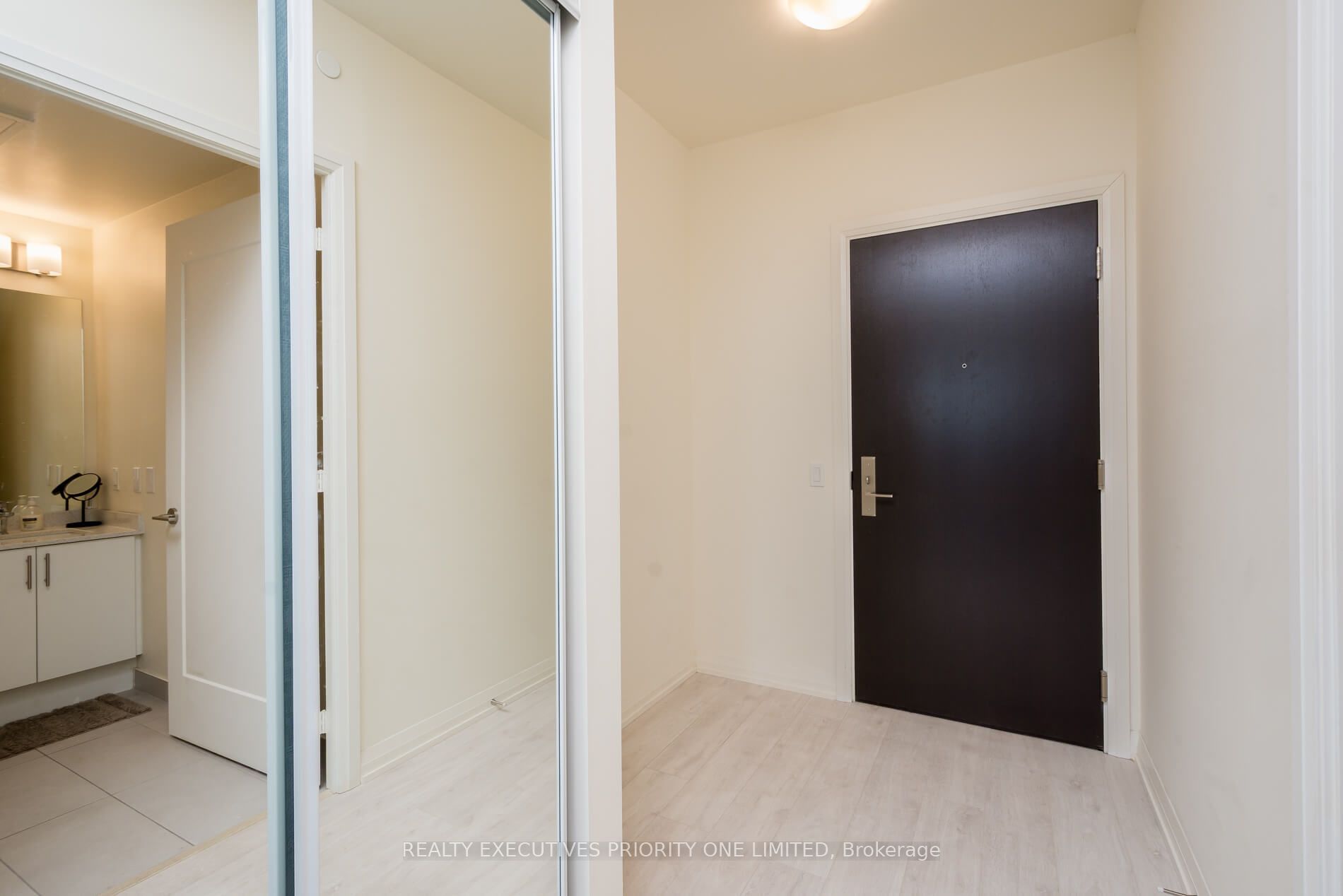 9000 Jane Street 923 Property Photo 7