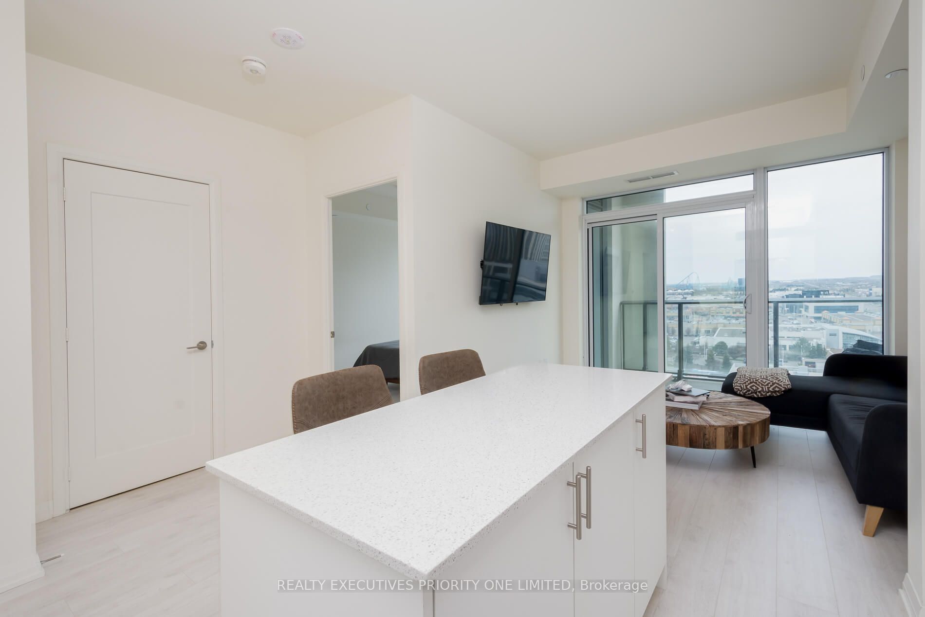 9000 Jane Street 923 Property Photo 11