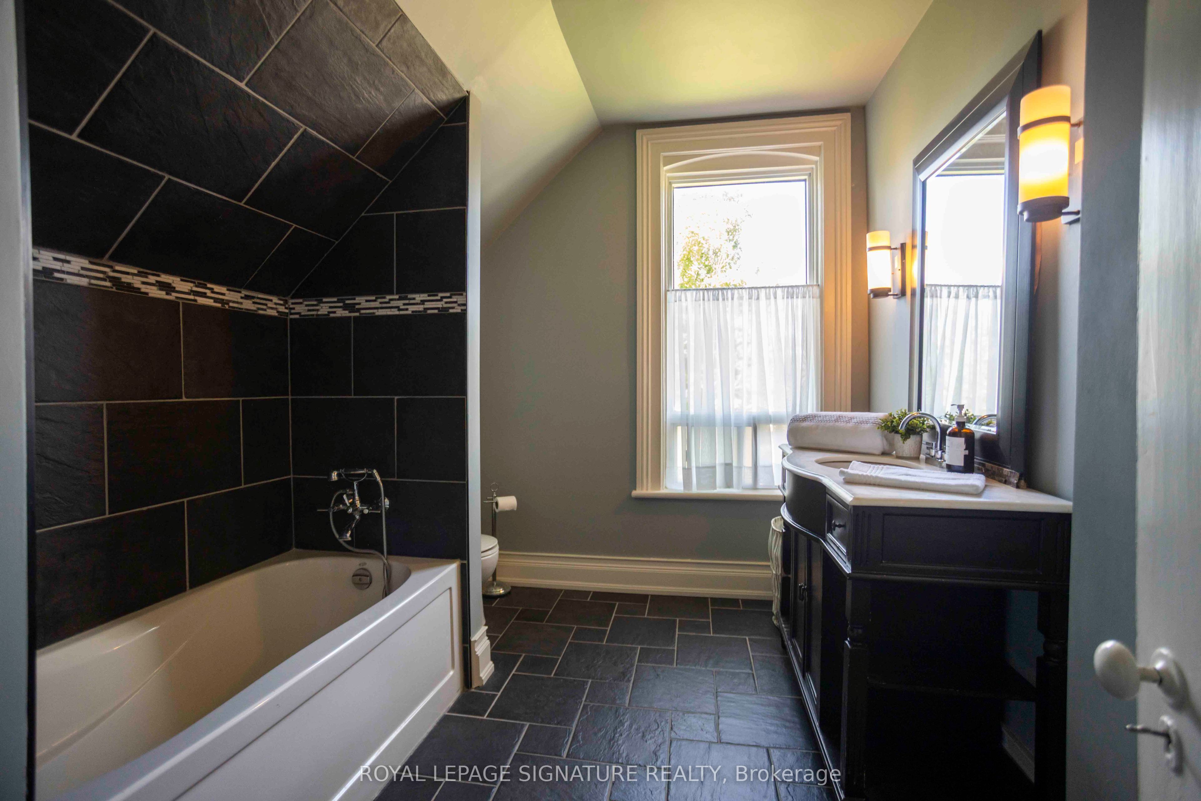 55 Brock Street E Property Photo 12