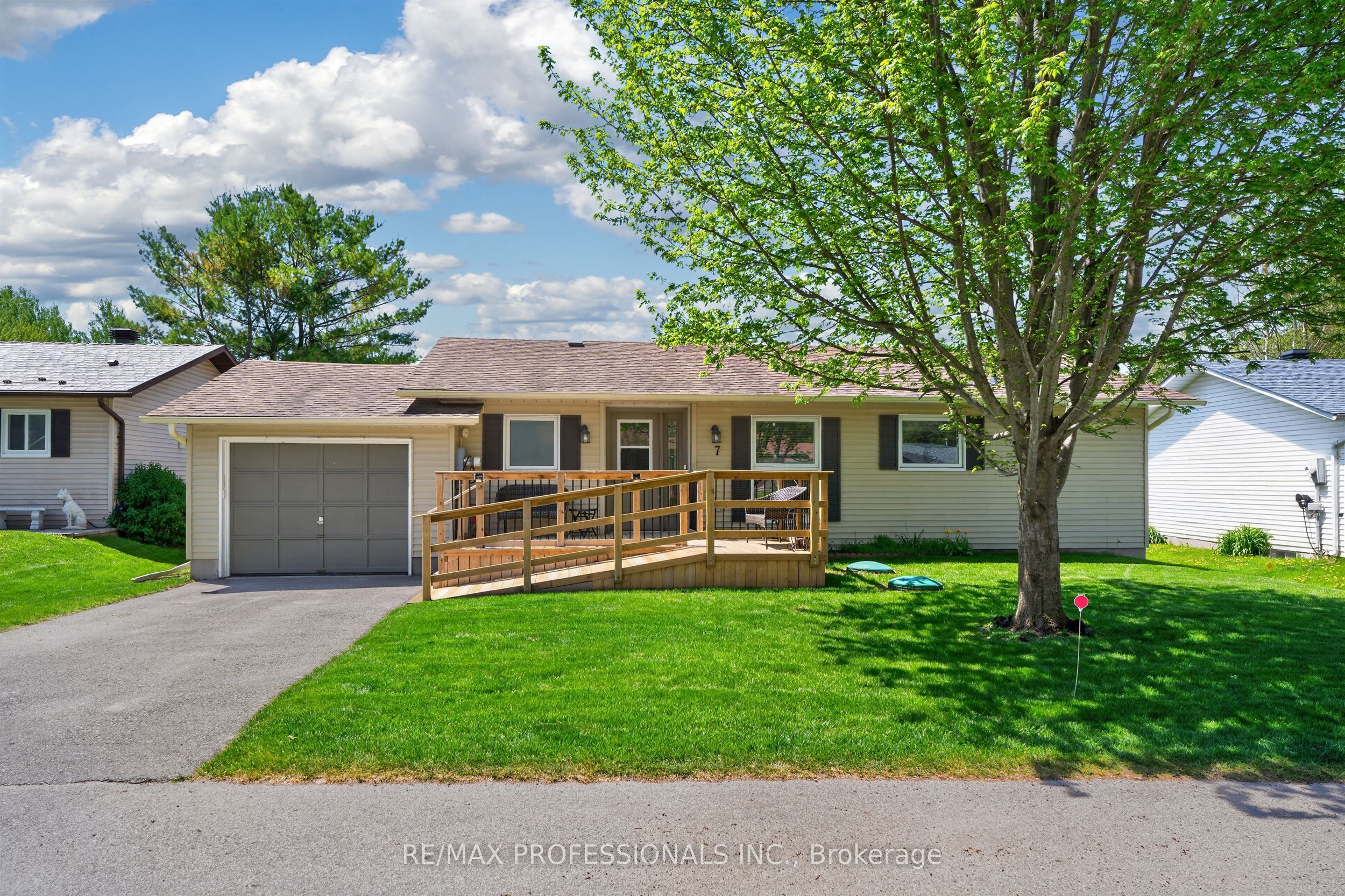 7 Tamarack Court Property Photo 1