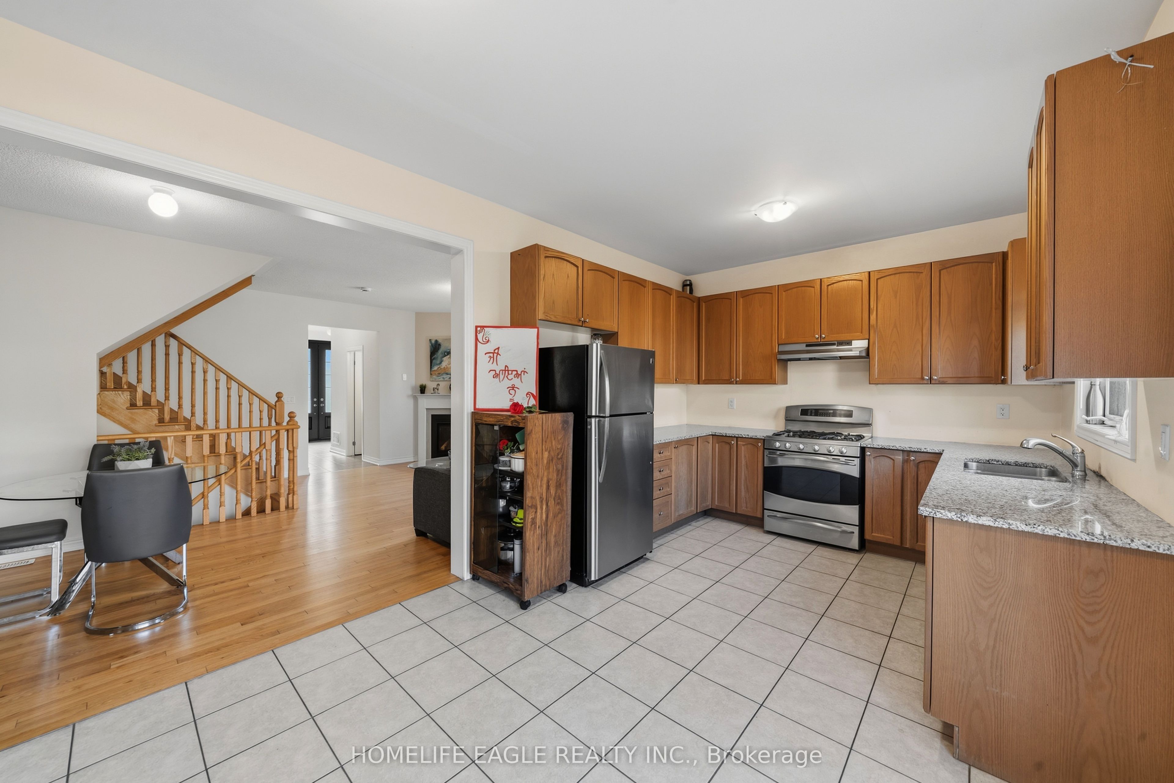 746 Yarfield Crescent Property Photo 6