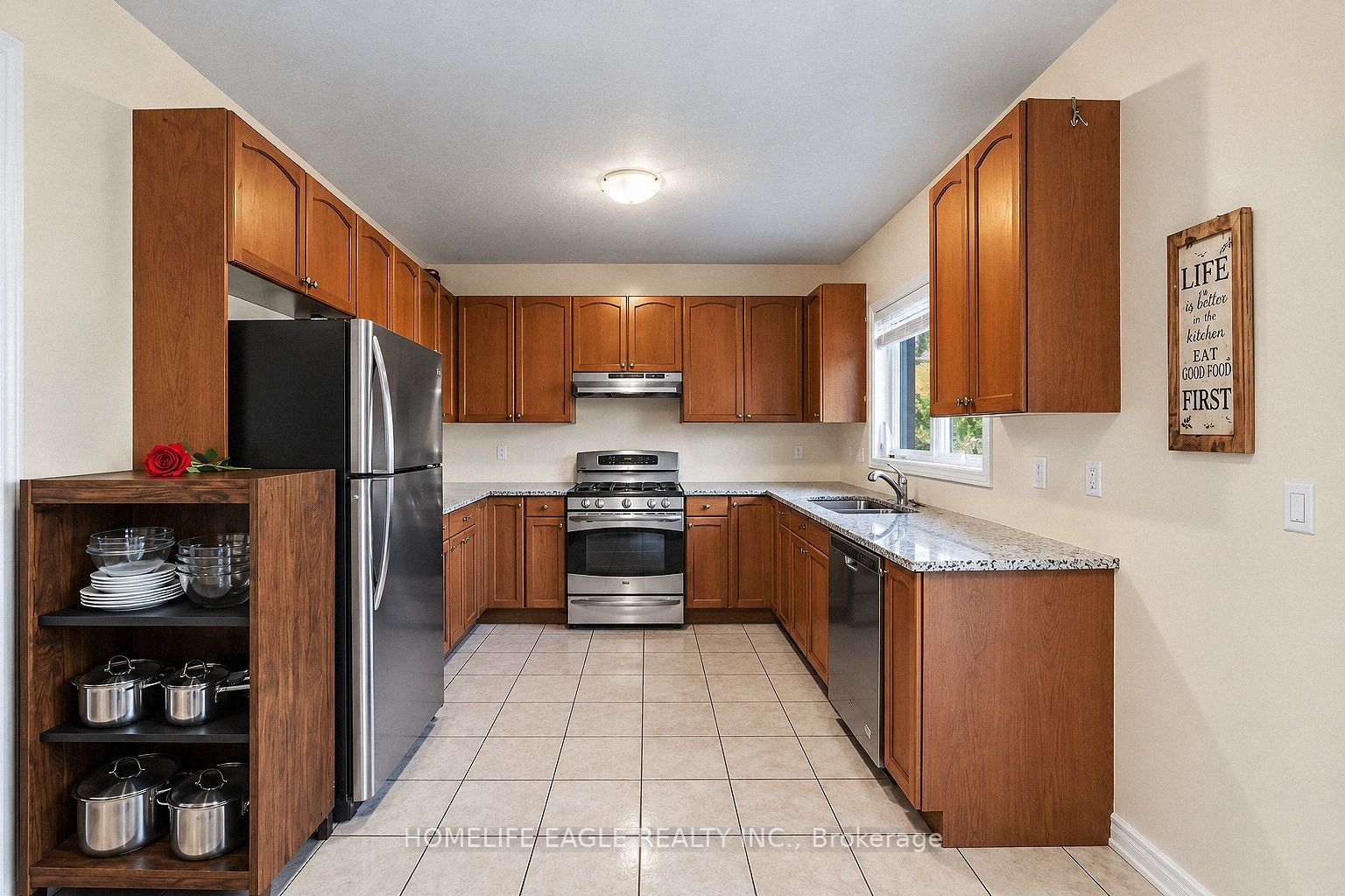 746 Yarfield Crescent Property Photo 7