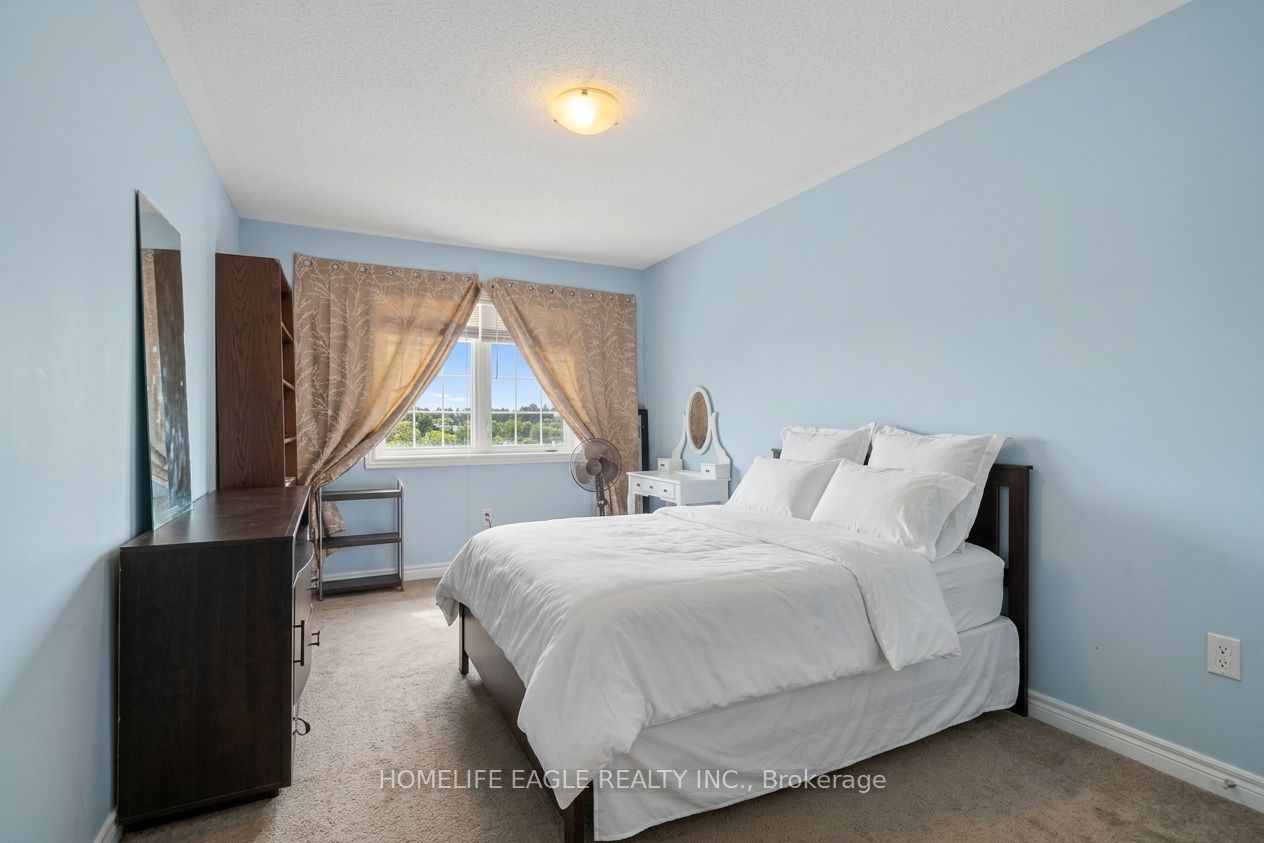 746 Yarfield Crescent Property Photo 8