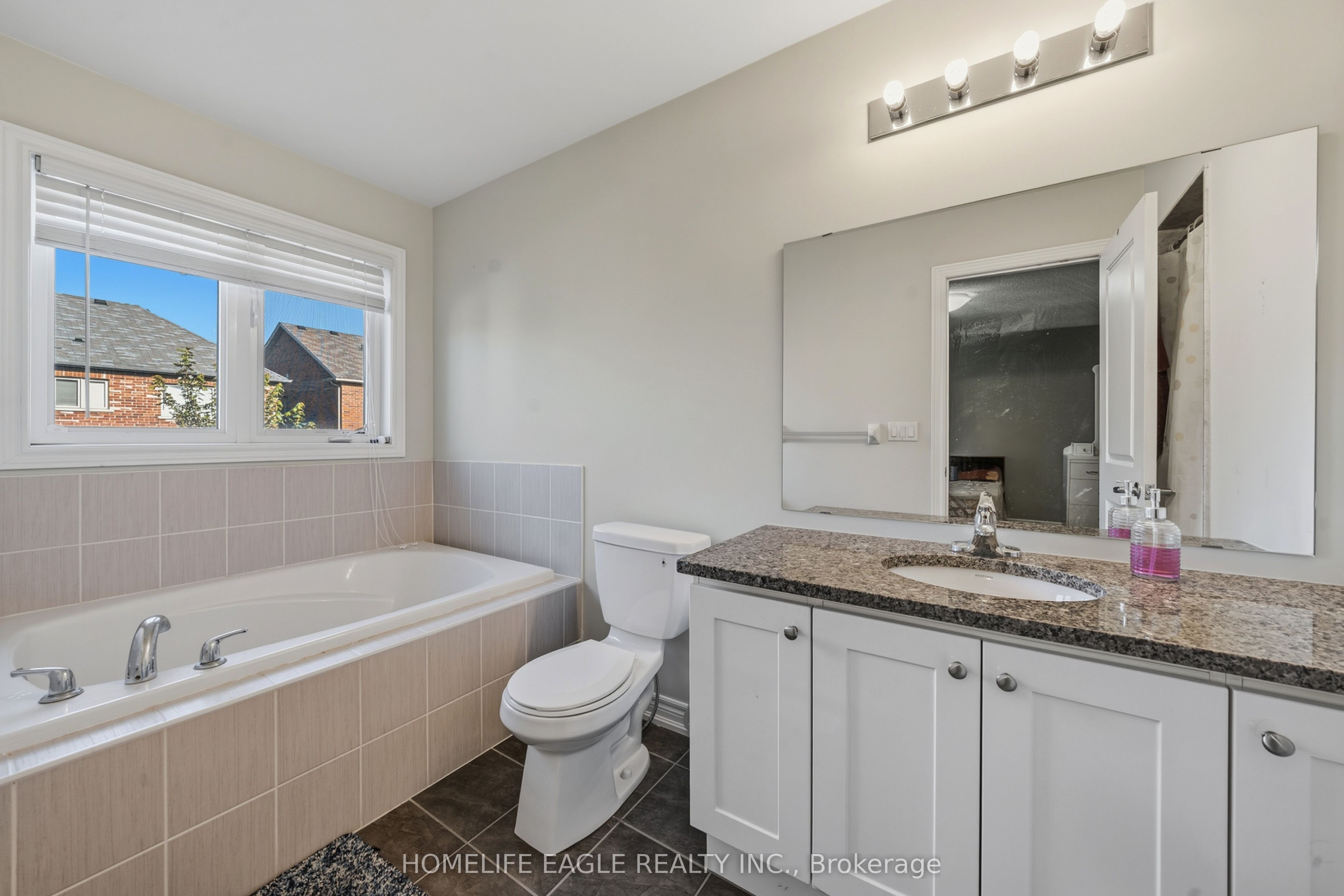 746 Yarfield Crescent Property Photo 10