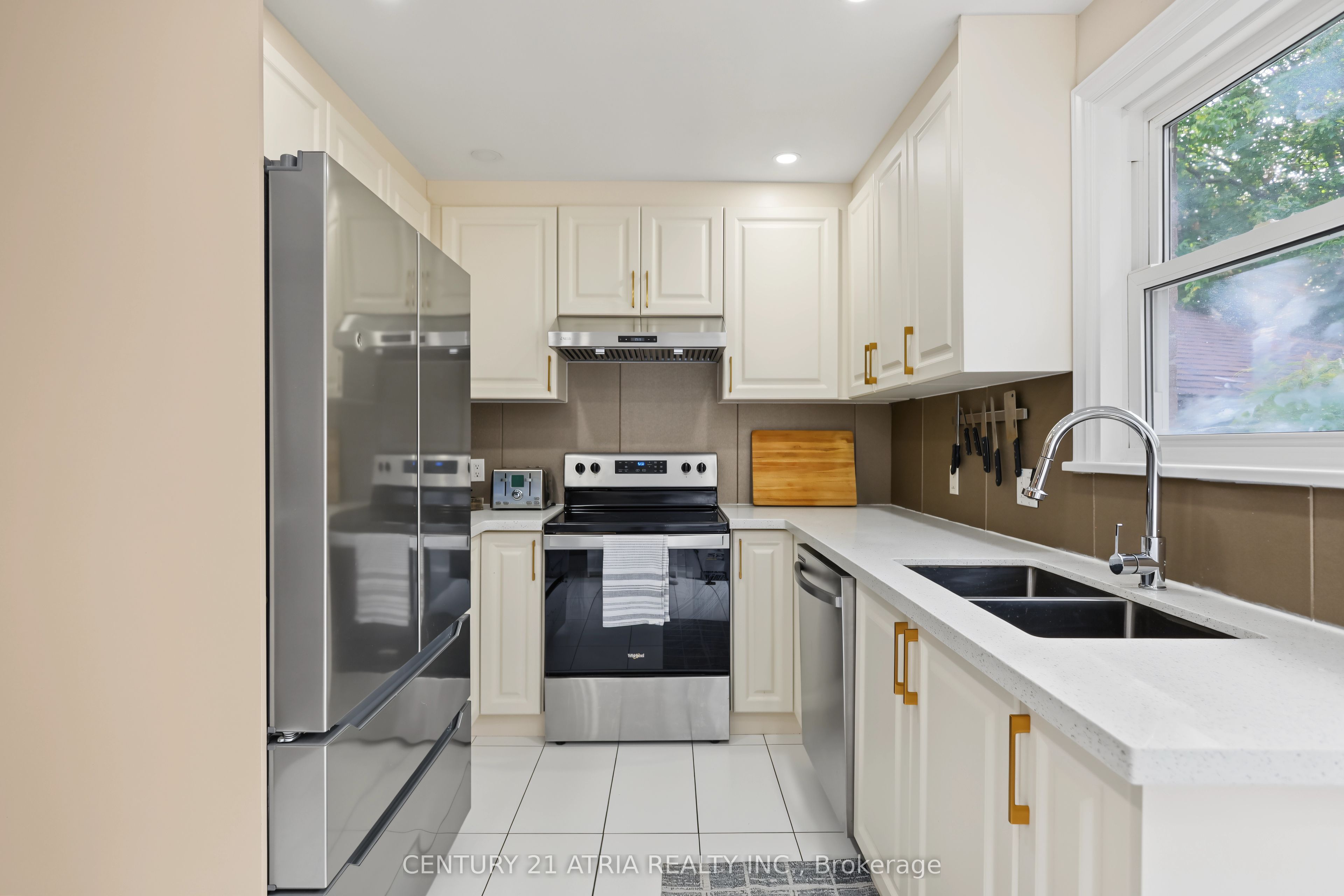 64 Cartier Crescent Property Photo 14