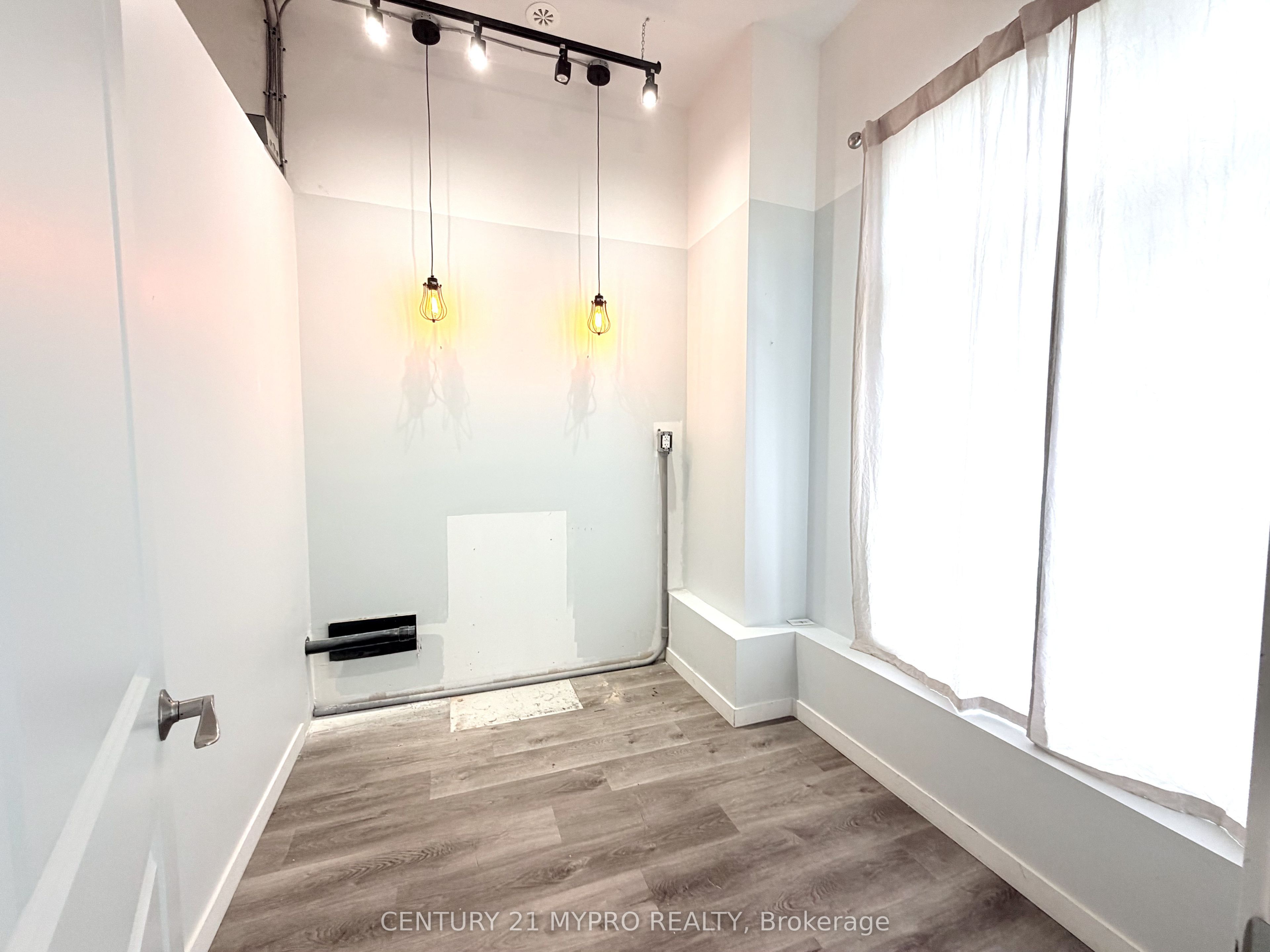 364 John Street Property Photo 4