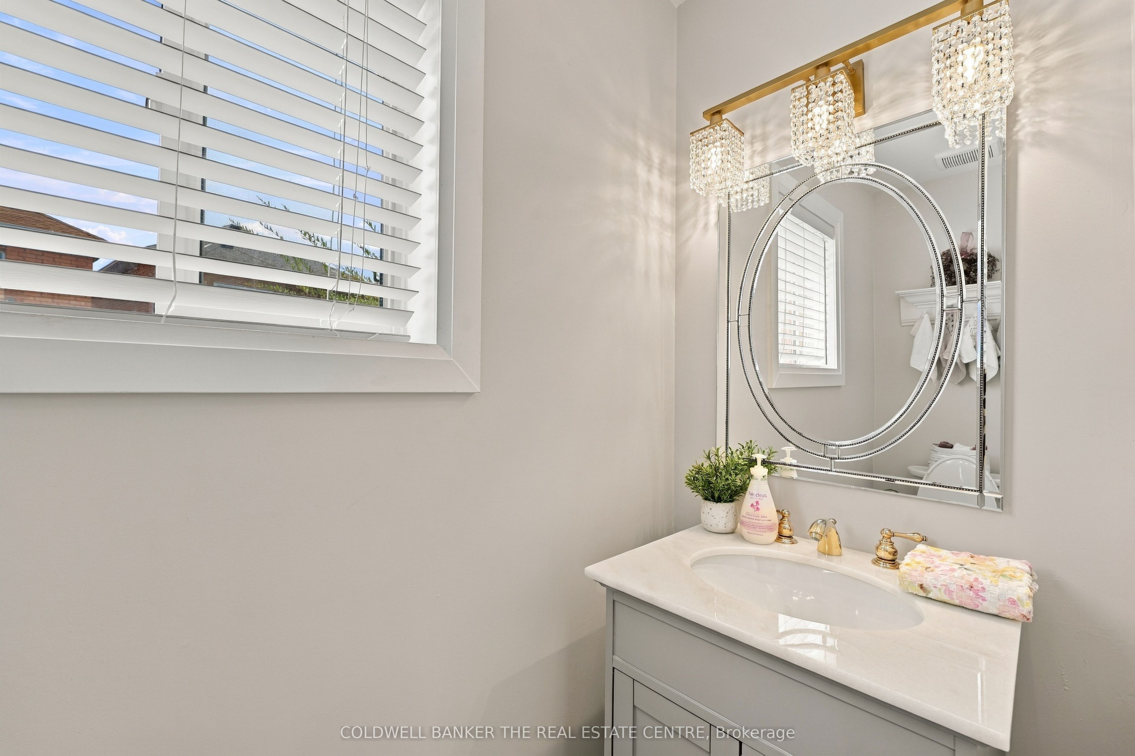 28 Hirst Avenue E Property Photo 9