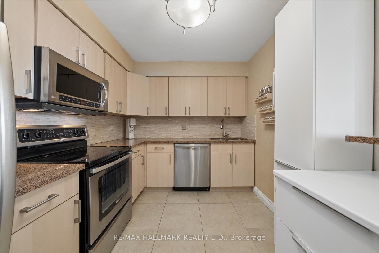 81 Townsgate Drive 512 Property Photo 2