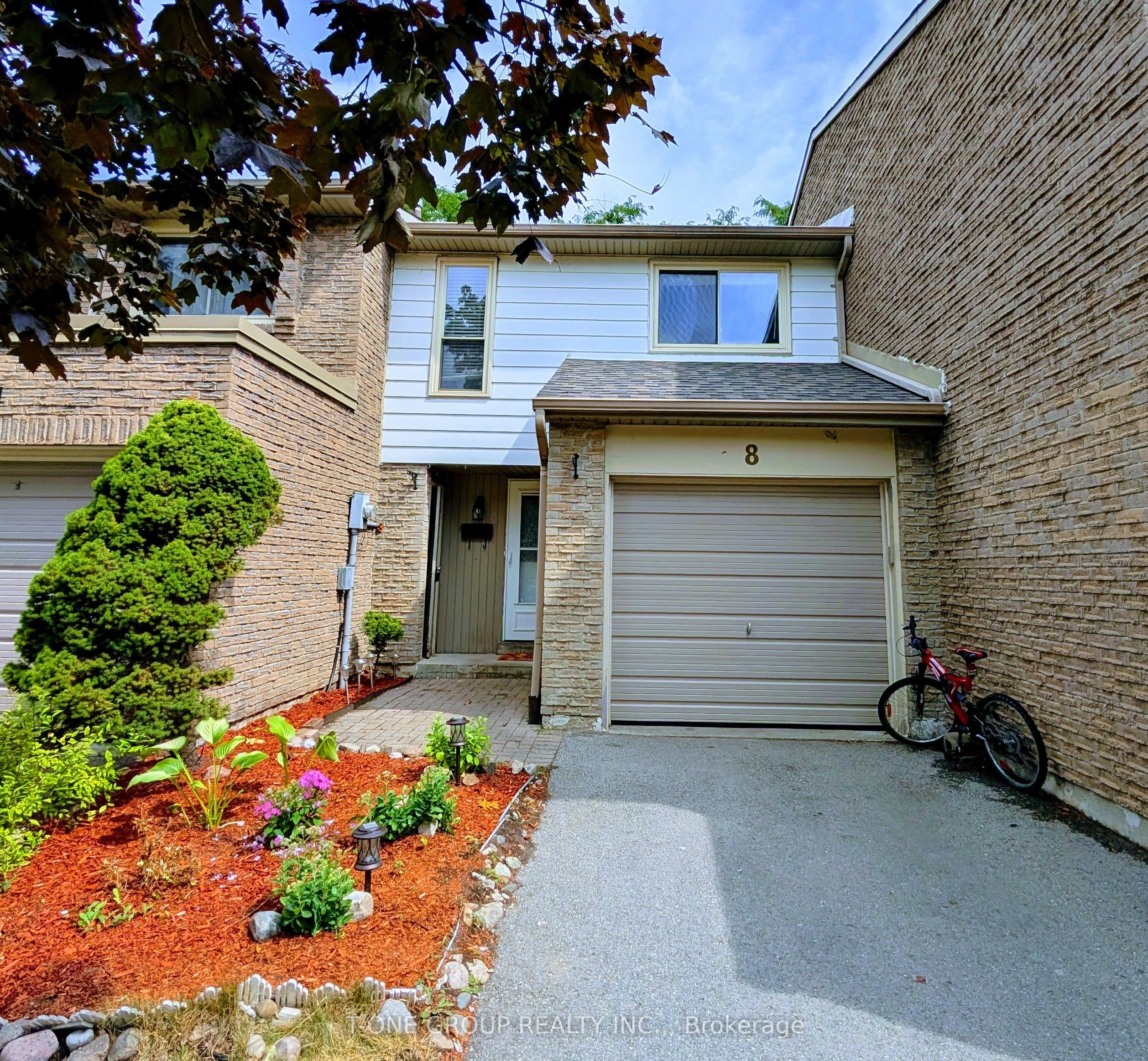 8 Camelot Way Property Photo 1