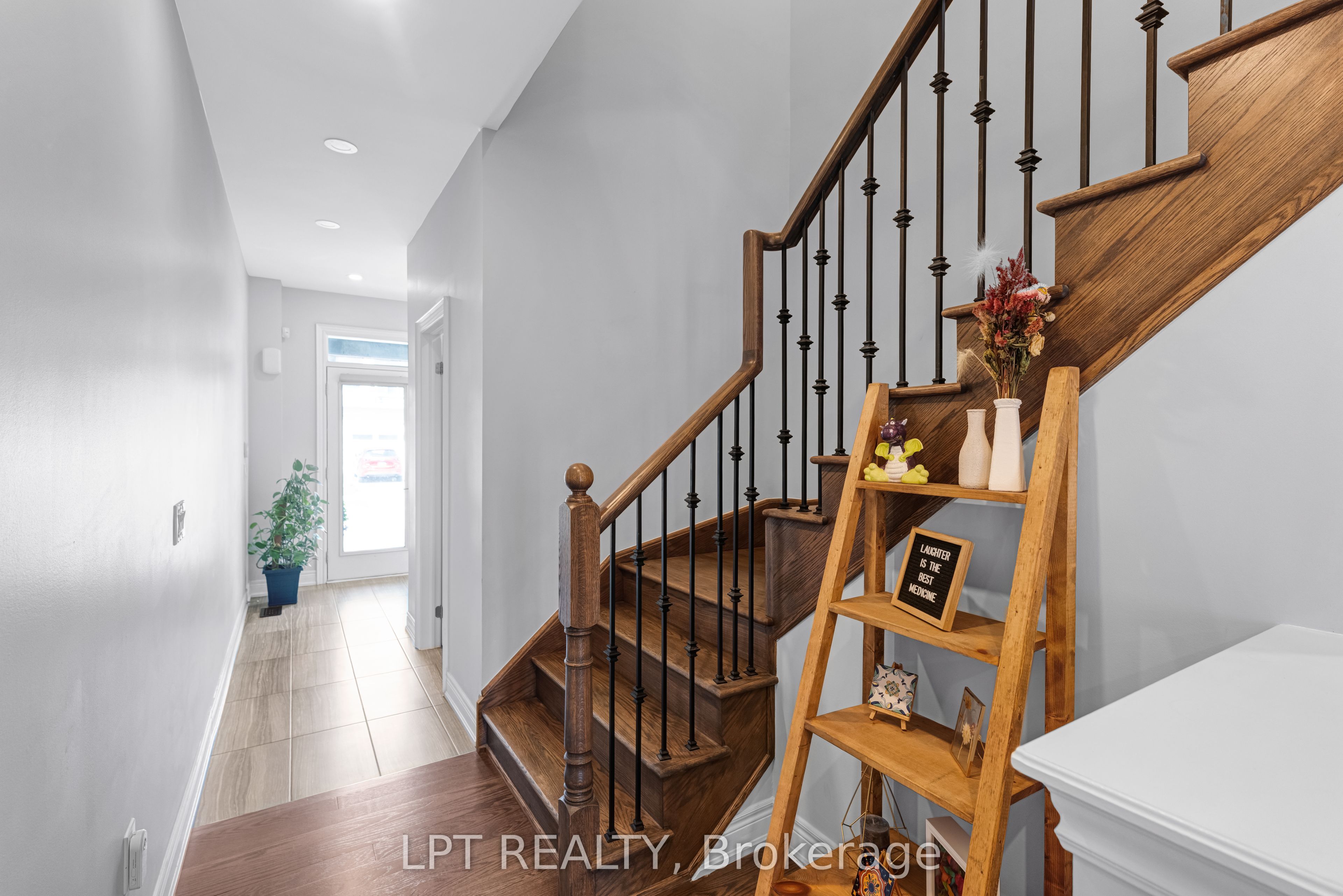 33 Mondial Crescent Property Photo 5